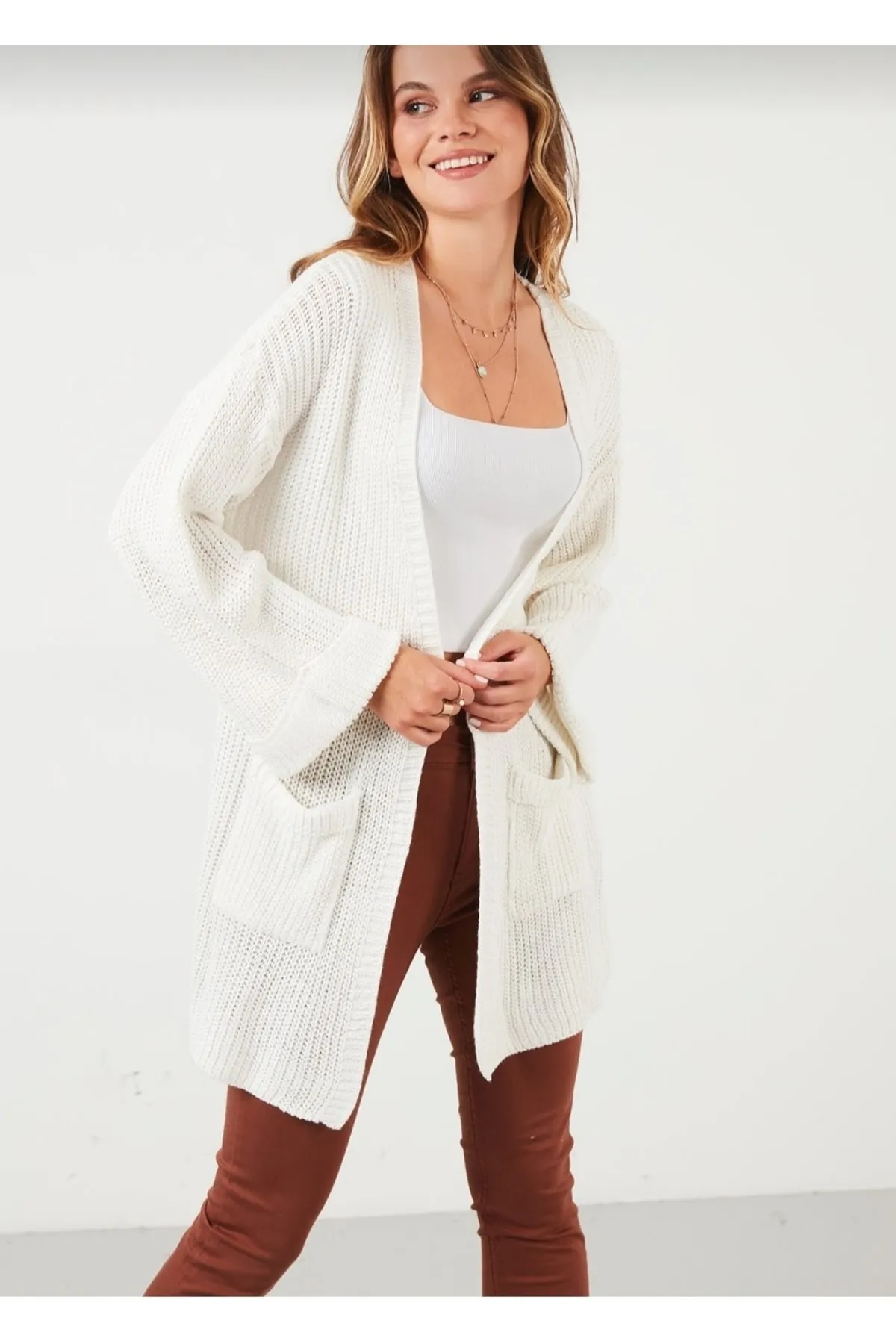 Nazende Stil  Lässiger Ecru-Strick-Cardigan für Damen mit gefalteten Ärmeln und Taschen