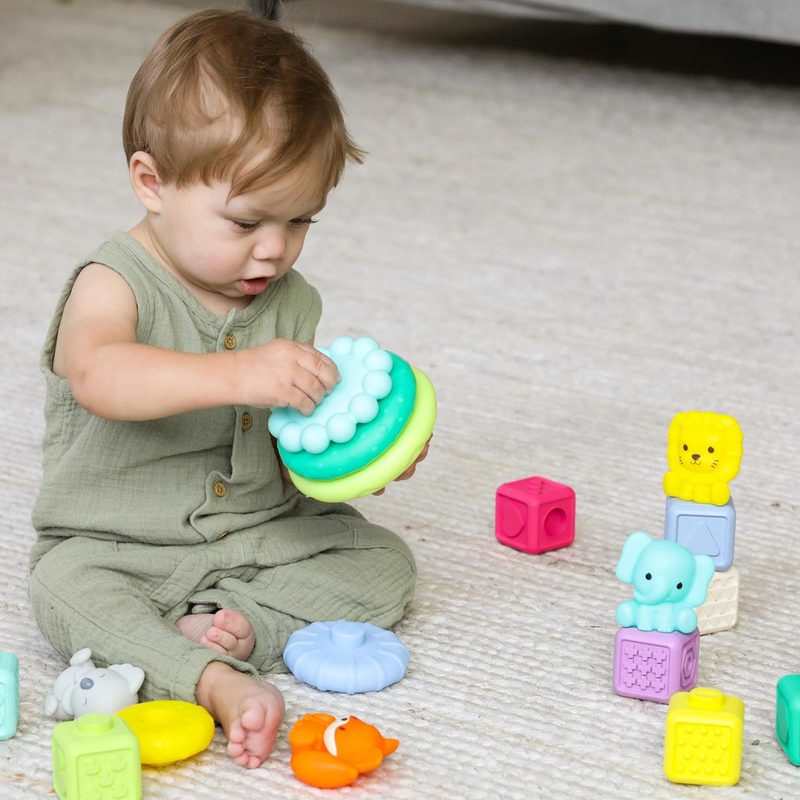 Set Pyramide et cubes à empiler et animaux Infantino