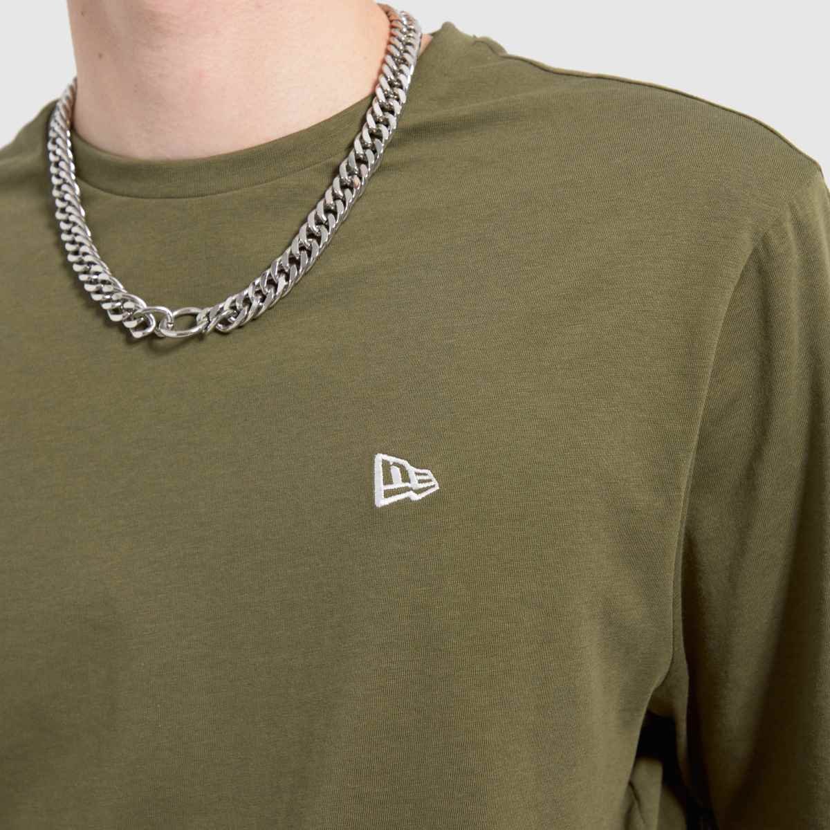 New Era – ne essentials – Khakifärgad t-shirt