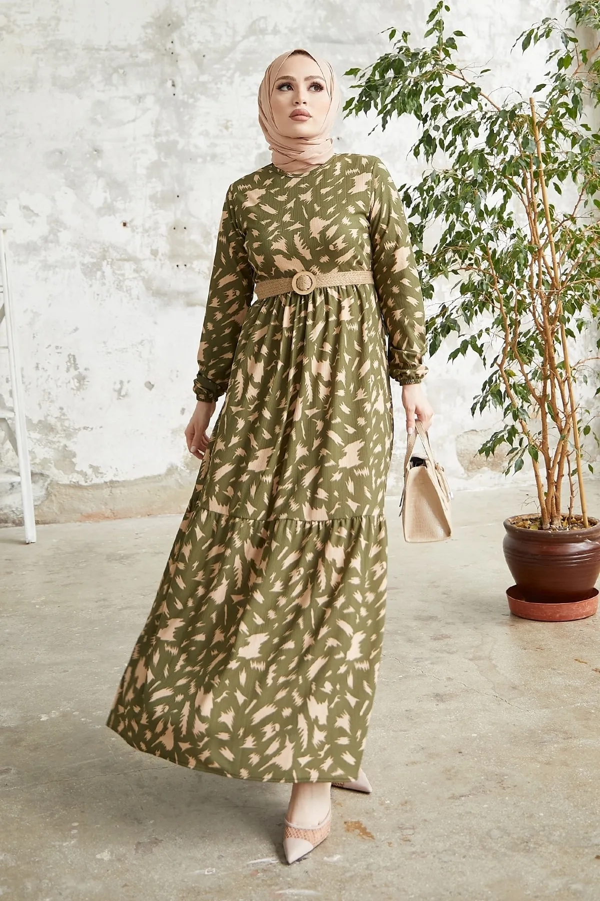 InStyle  Rena Kleid mit Strohgürtelmuster – Khaki