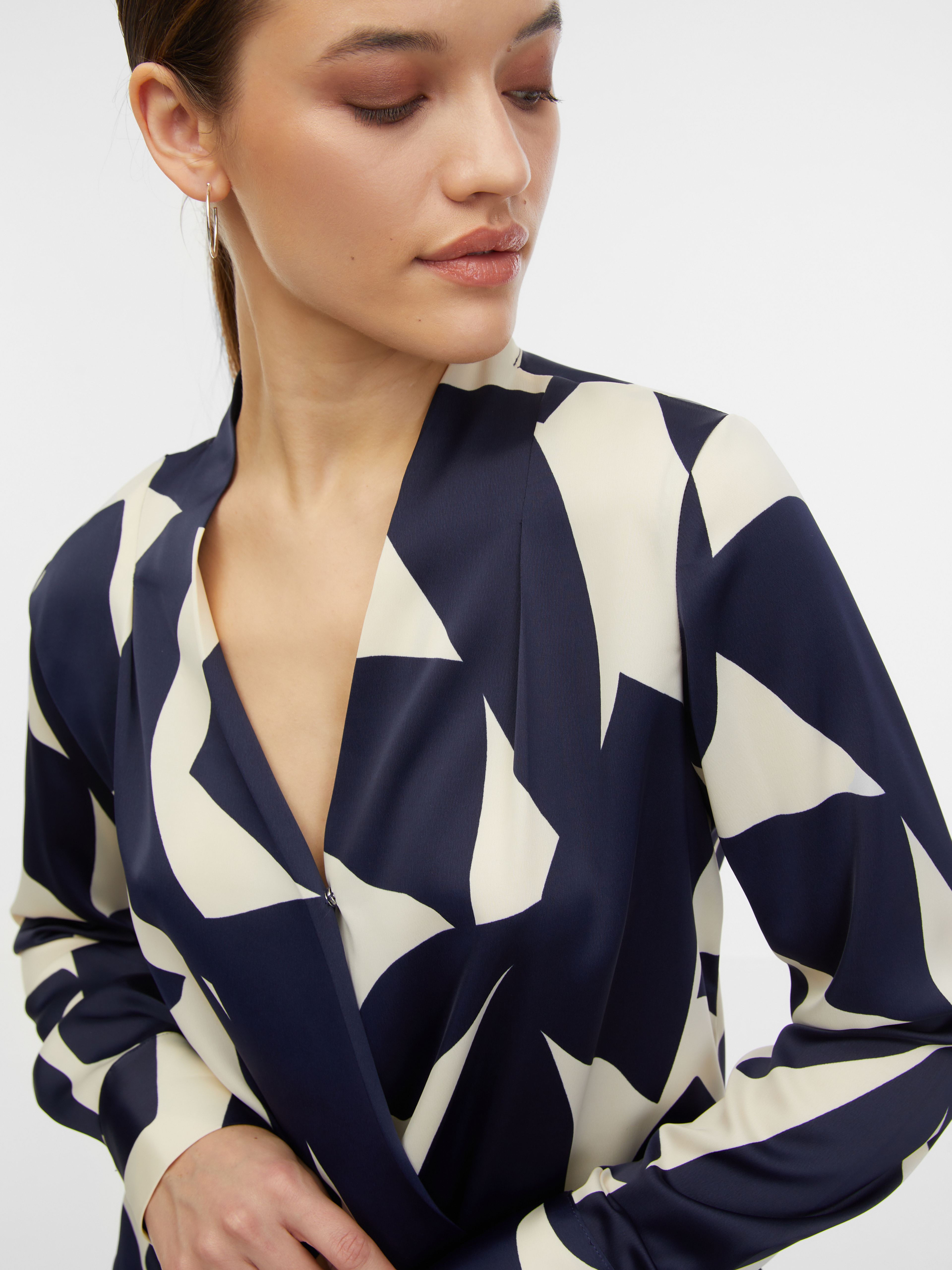 Cremefarbene und blaue gemusterte Damen-Satinbluse ORSAY
