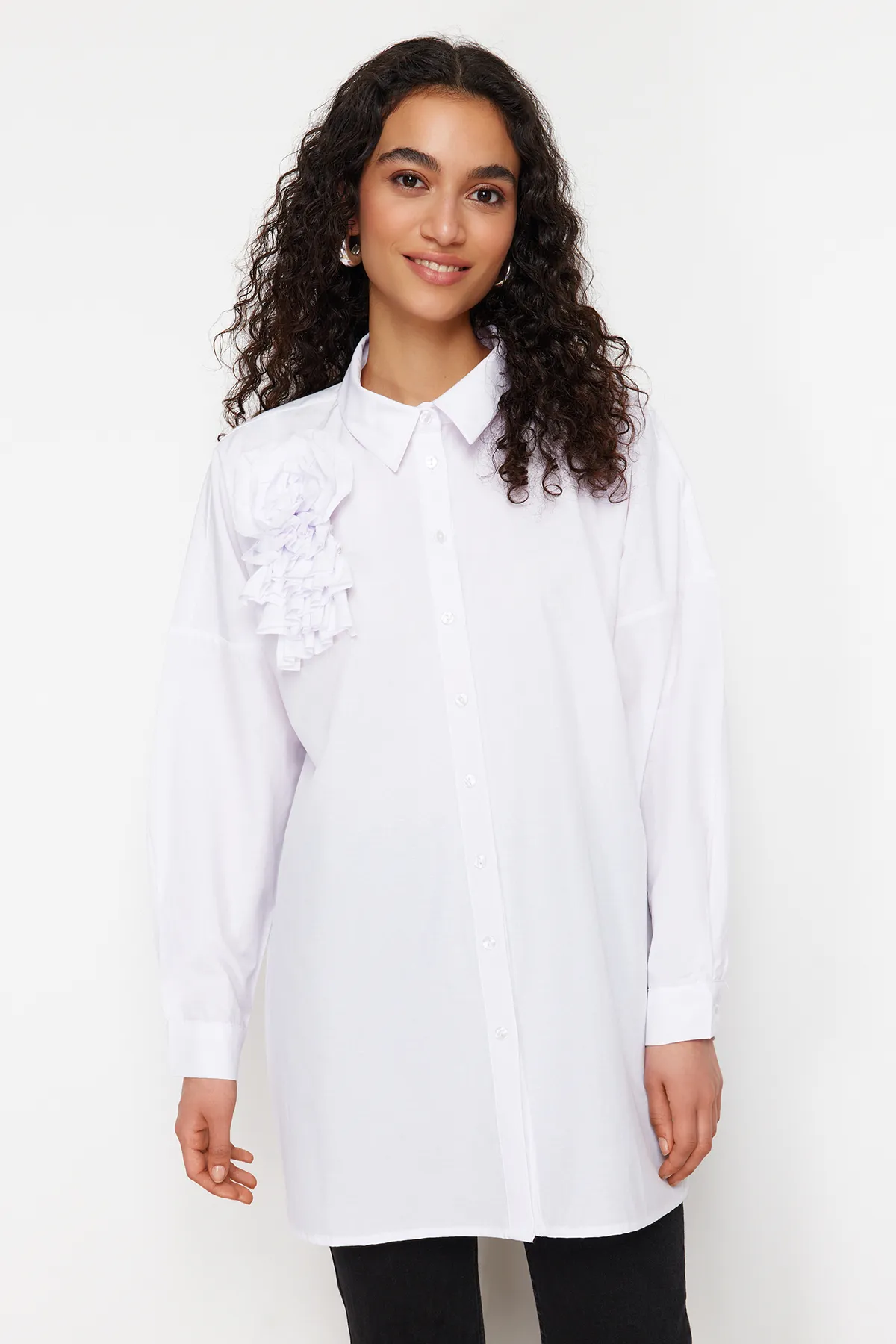 Trendyol Modest  Weißes gewebtes Baumwollhemd mit Blumenapplikationen TCTSS24TG00030