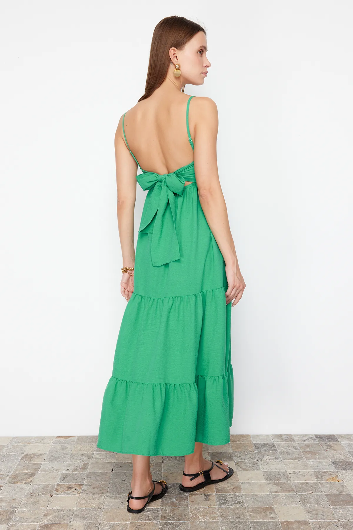 Trendyol Collection  Grüner Rock, Volant-Rücken, Bindedetail am Riemchen, gewebtes Maxikleid TWOSS23EL00027