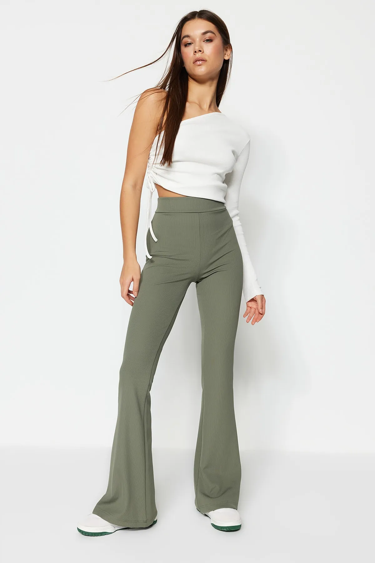 Trendyol Collection  Khakifarbene, gerippte, ausgestellte/spanische Leggings mit hoher Taille und gestrickter Hose TWOSS23PL00135