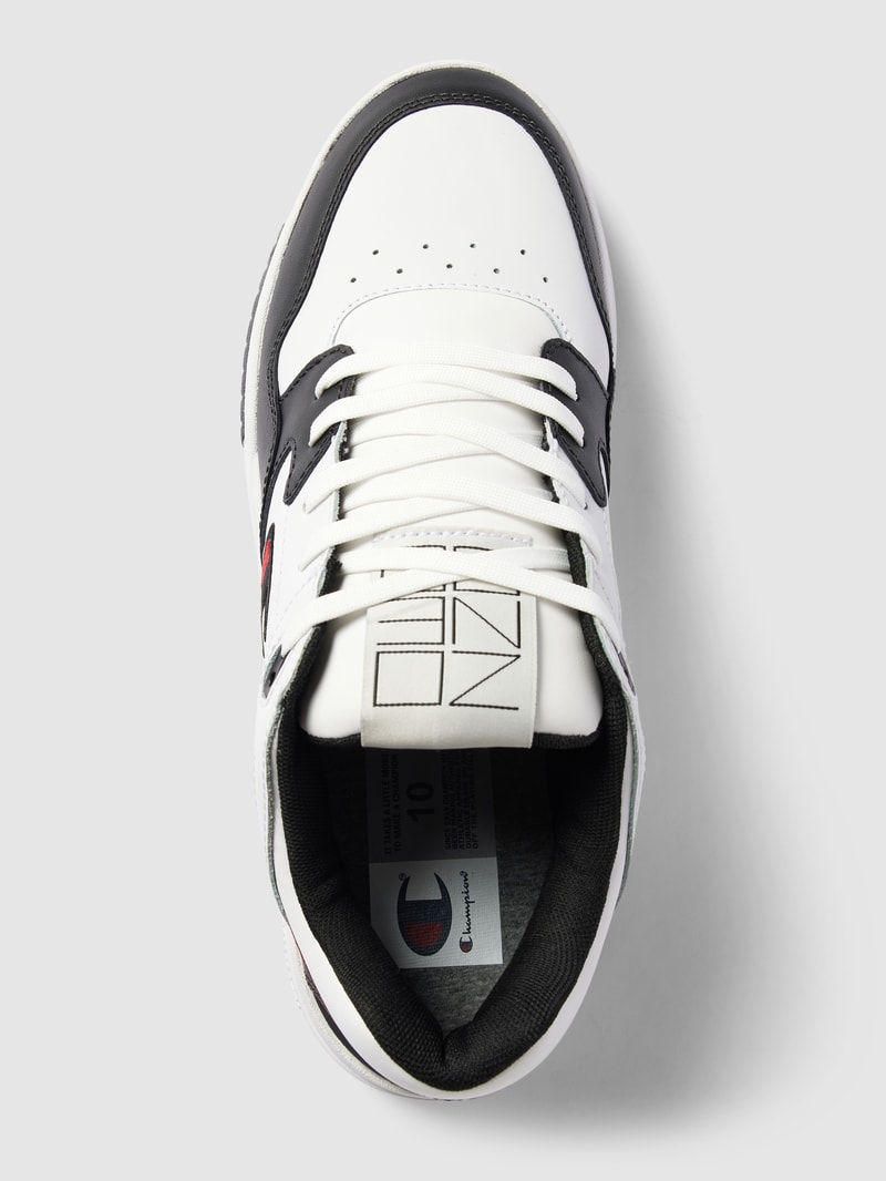 Sneaker mit Label-Details in weiß