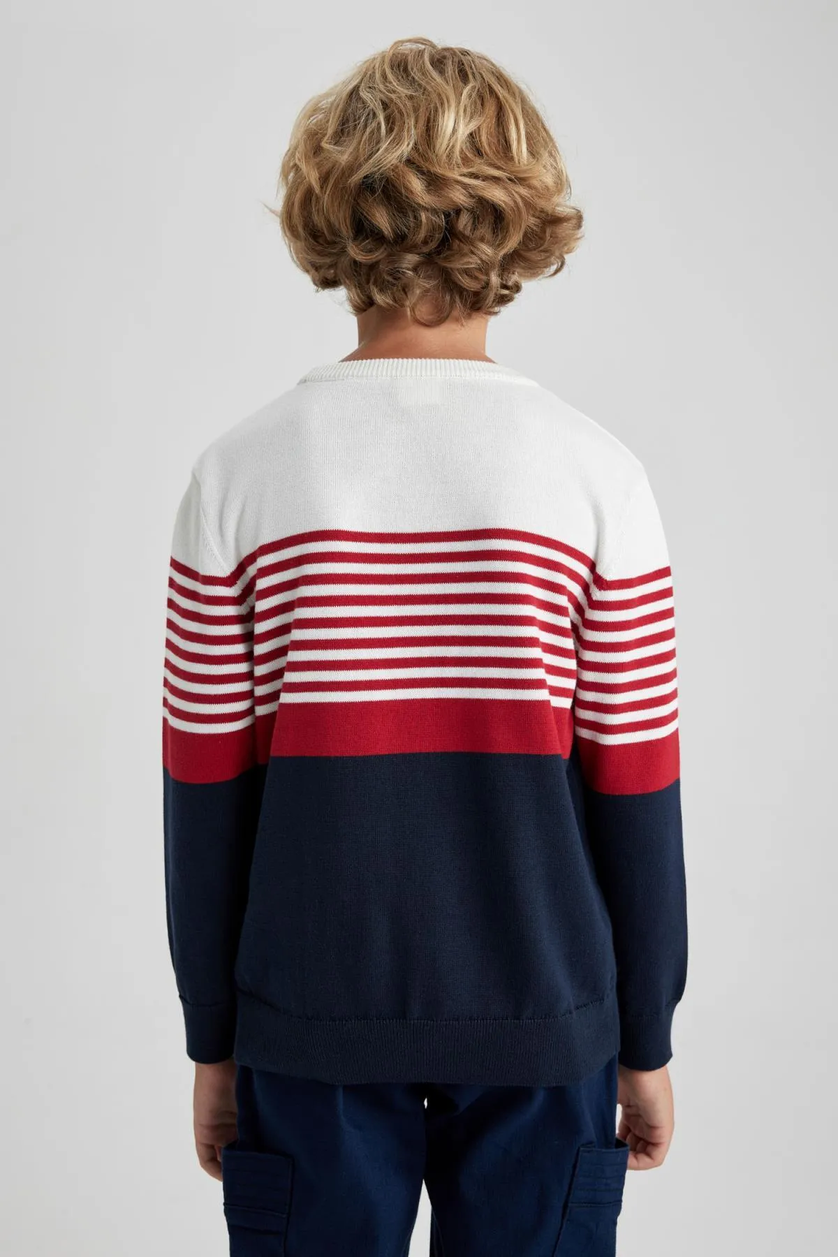 DeFacto  Strickpullover für Jungen mit normaler Passform und Rundhalsausschnitt