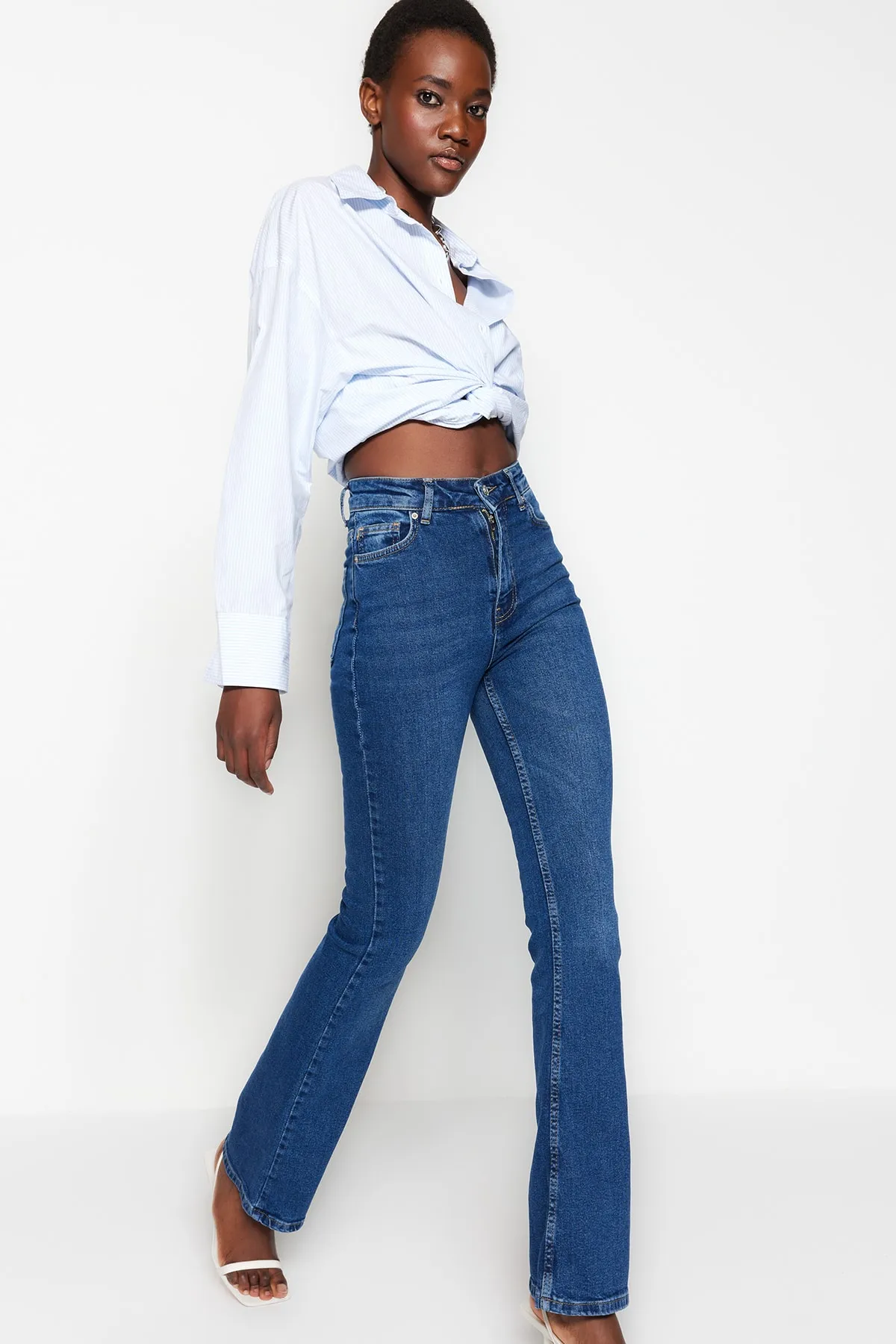 Trendyol Collection  Dunkelblaue Schlagjeans mit hoher Taille TWOSS23JE00063