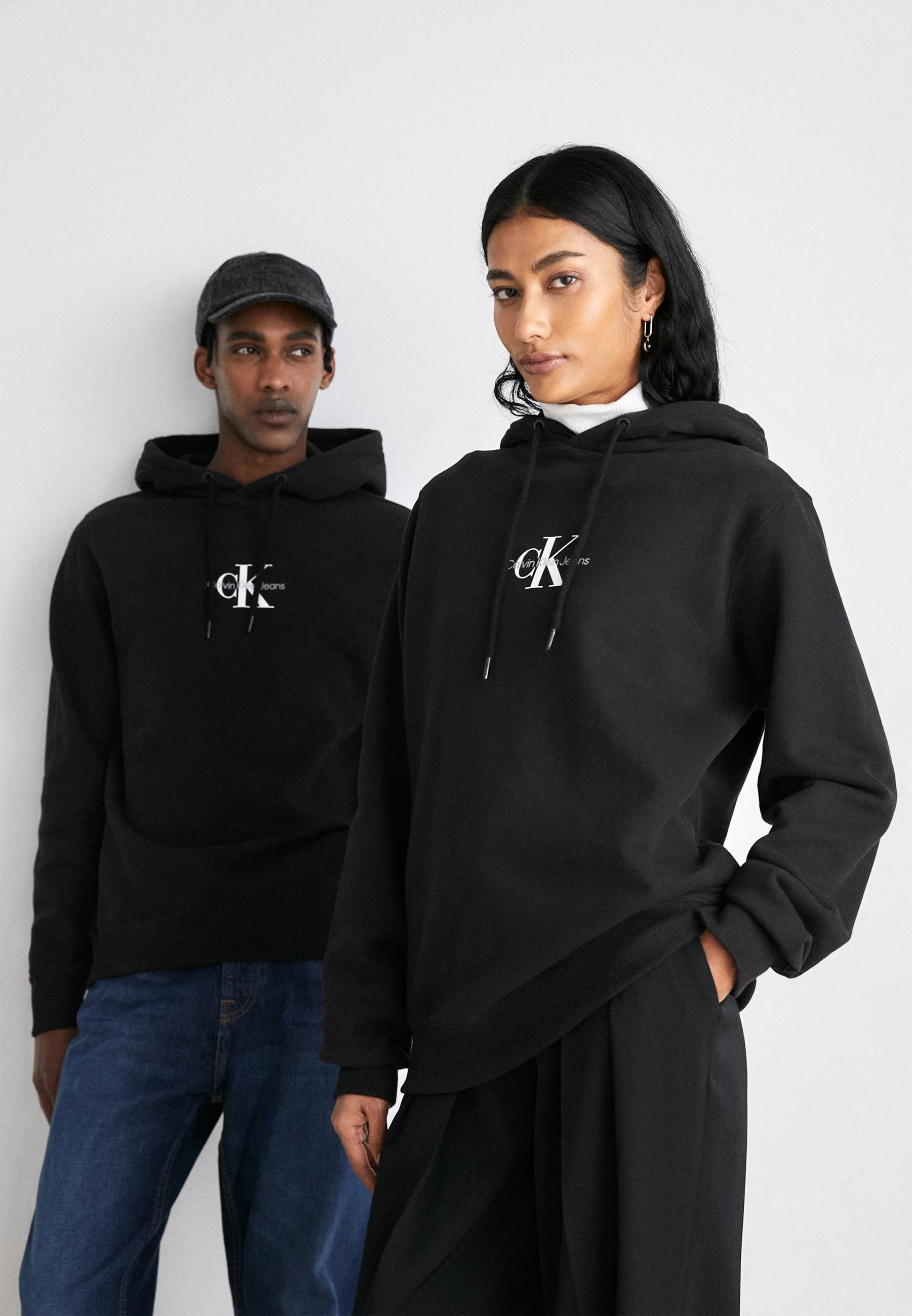 Sudadera con capucha Calvin Klein Jeans Regular Small Monólogo Unisex - Sudadera con capucha