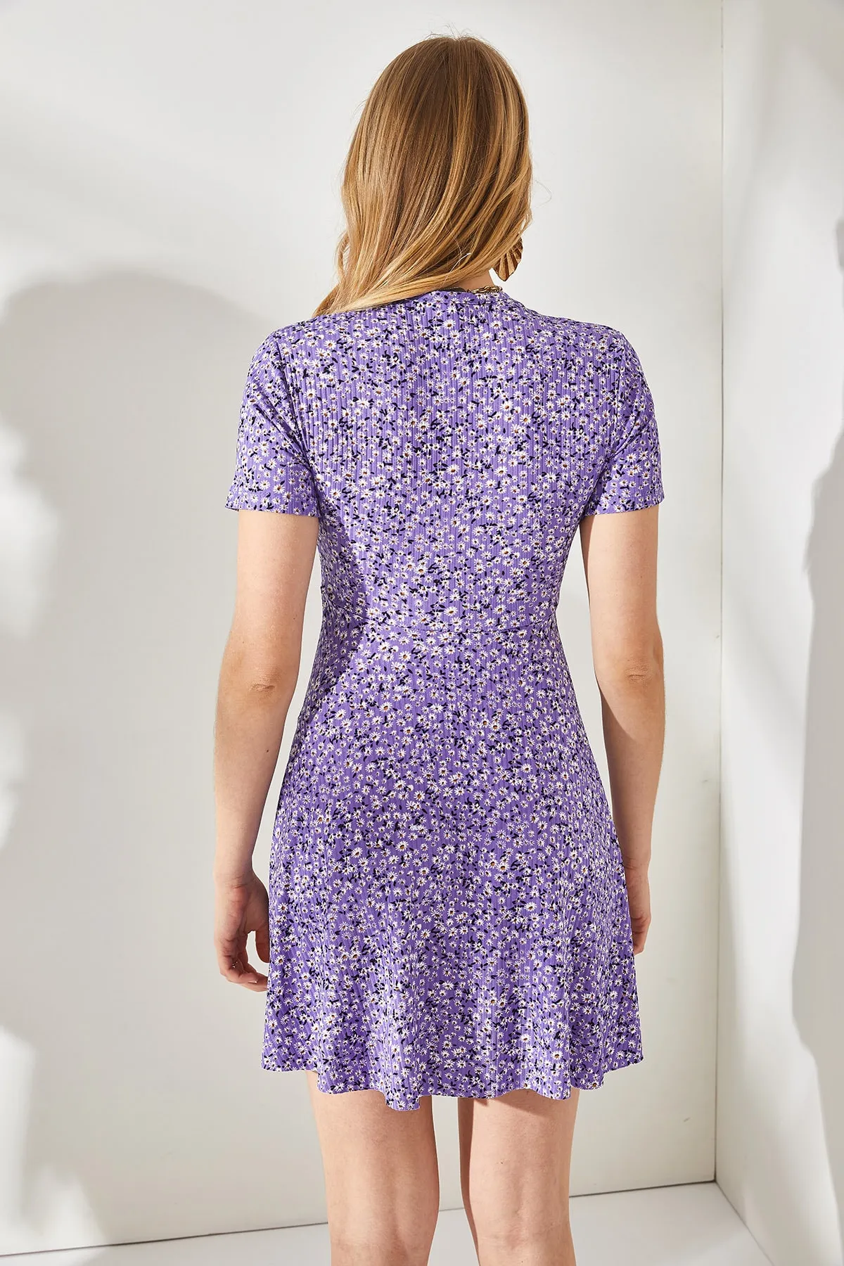 Olalook  Lilafarbenes Little Daisy Zweireihiges, ausgestelltes Kleid mit Kragen für Damen ELB-19001846
