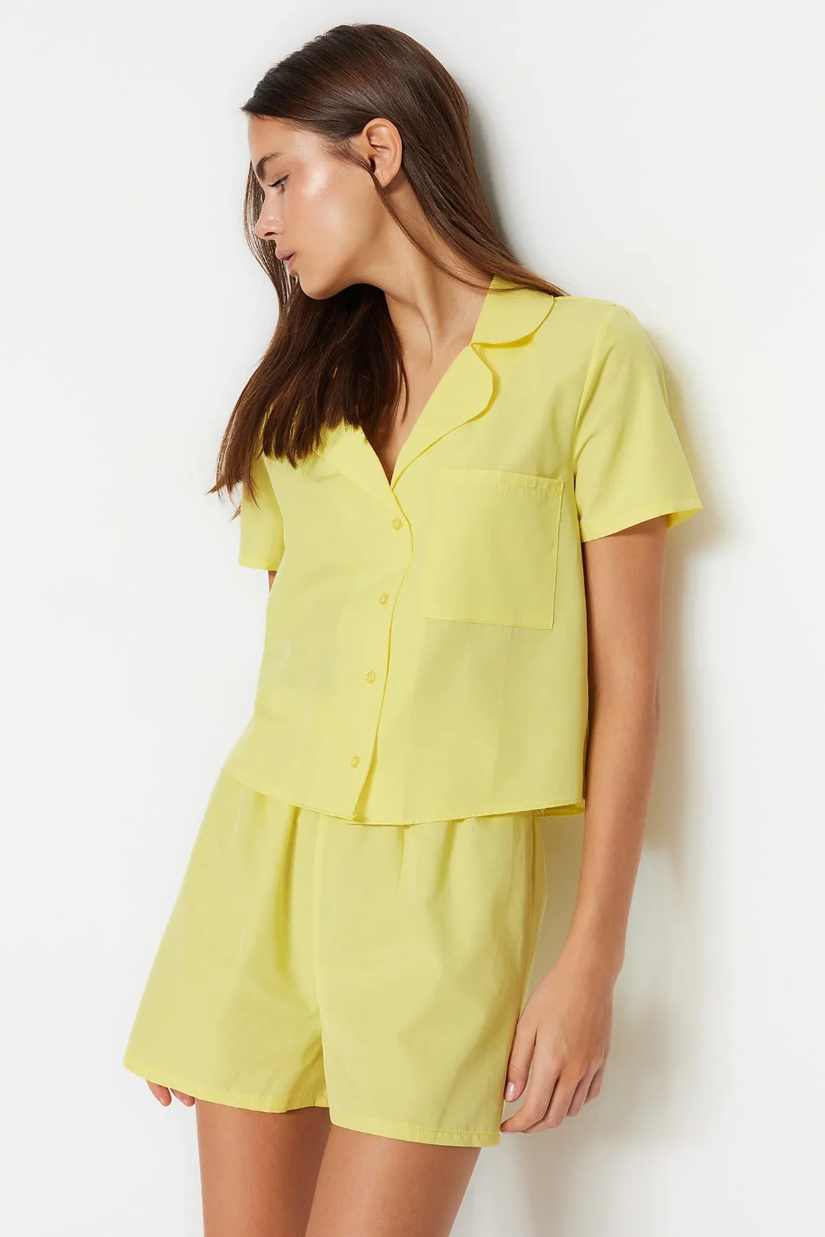 Trendyol Collection  Gelbes, gewebtes Pyjama-Set mit Hemd und Shorts aus Frottee-Baumwolle THMSS23PT00132