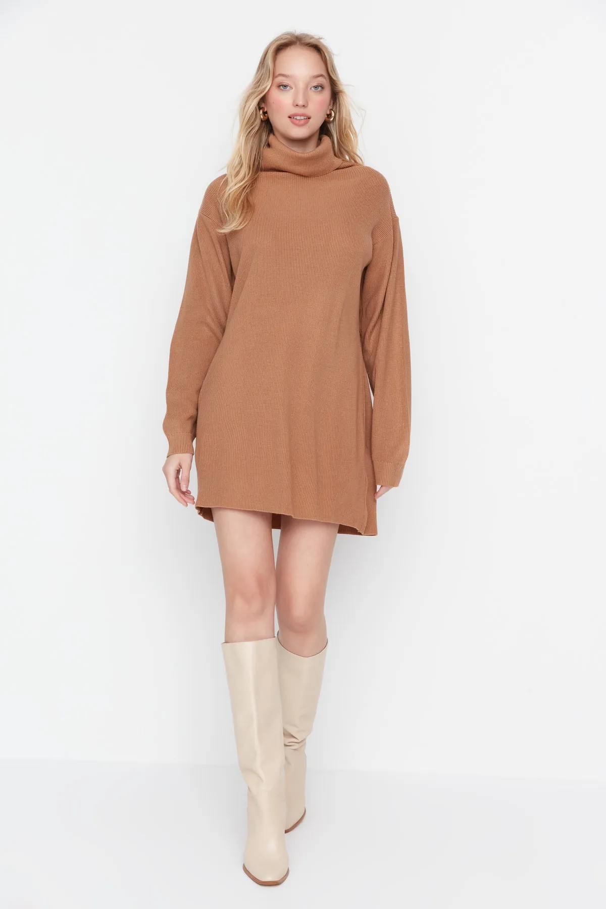 Trendyol Collection  Braunes Mini-Strickkleid mit Rollkragen TWOAW23EL00026