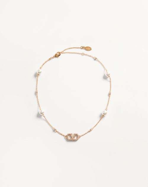 Colar com pingente VLogo Signature em metal, cristais Swarovski® e pérolas.