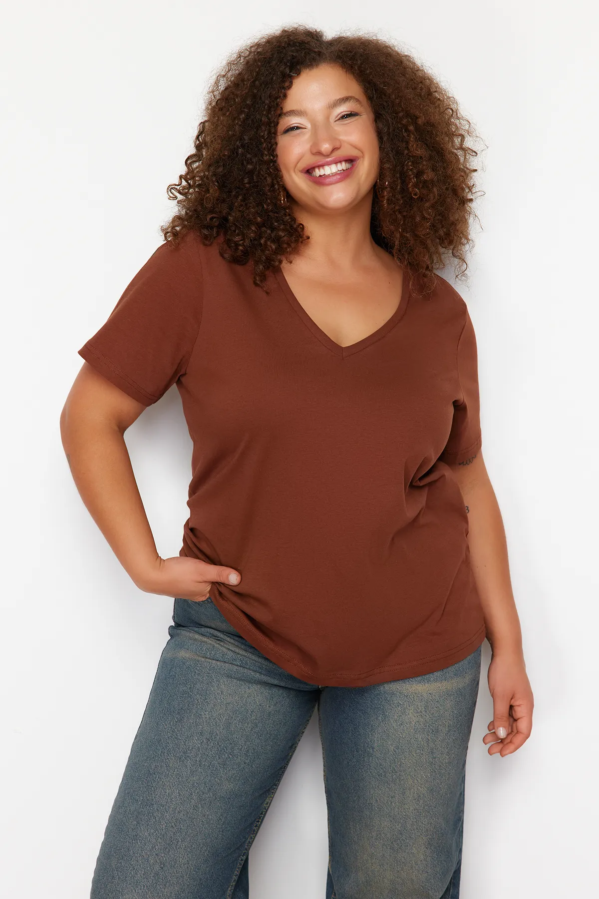 Trendyol Curve  Braunes Basic-Strick-T-Shirt mit V-Ausschnitt TBBSS22BF0028