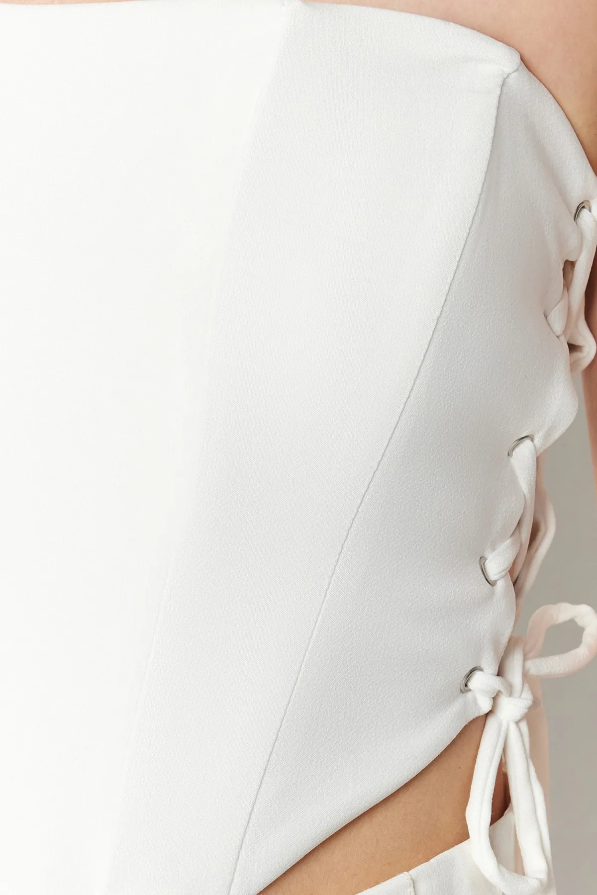 Trendyol Collection  Ecrufarbenes Bügel-Bustier zum Binden TPRSS22BS0026