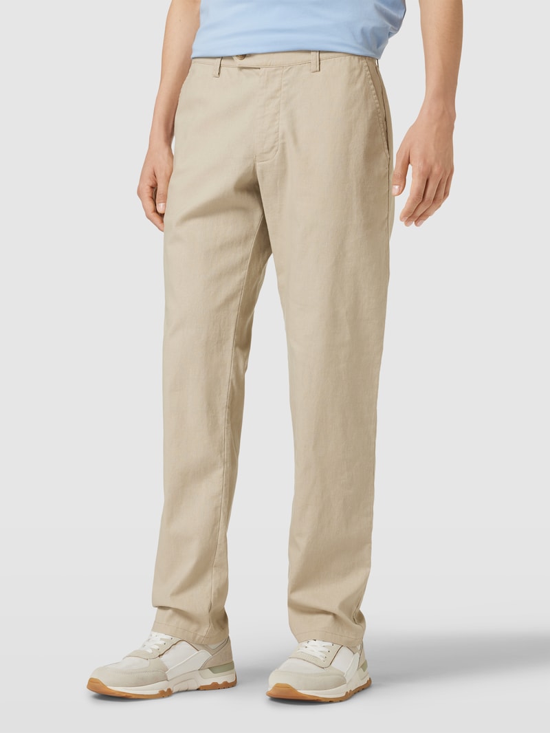Chino mit französischen Eingrifftaschen in sand