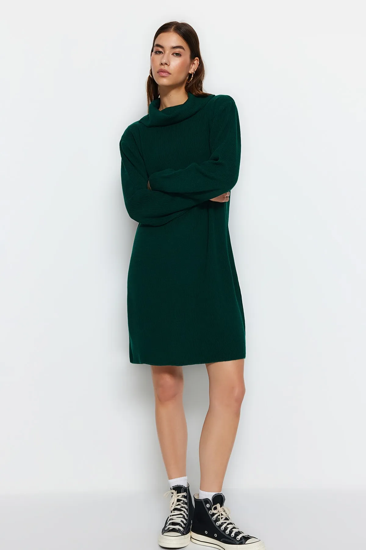Trendyol Collection  Smaragdgrünes Mini-Strickkleid mit Rollkragen TWOAW23EL00026