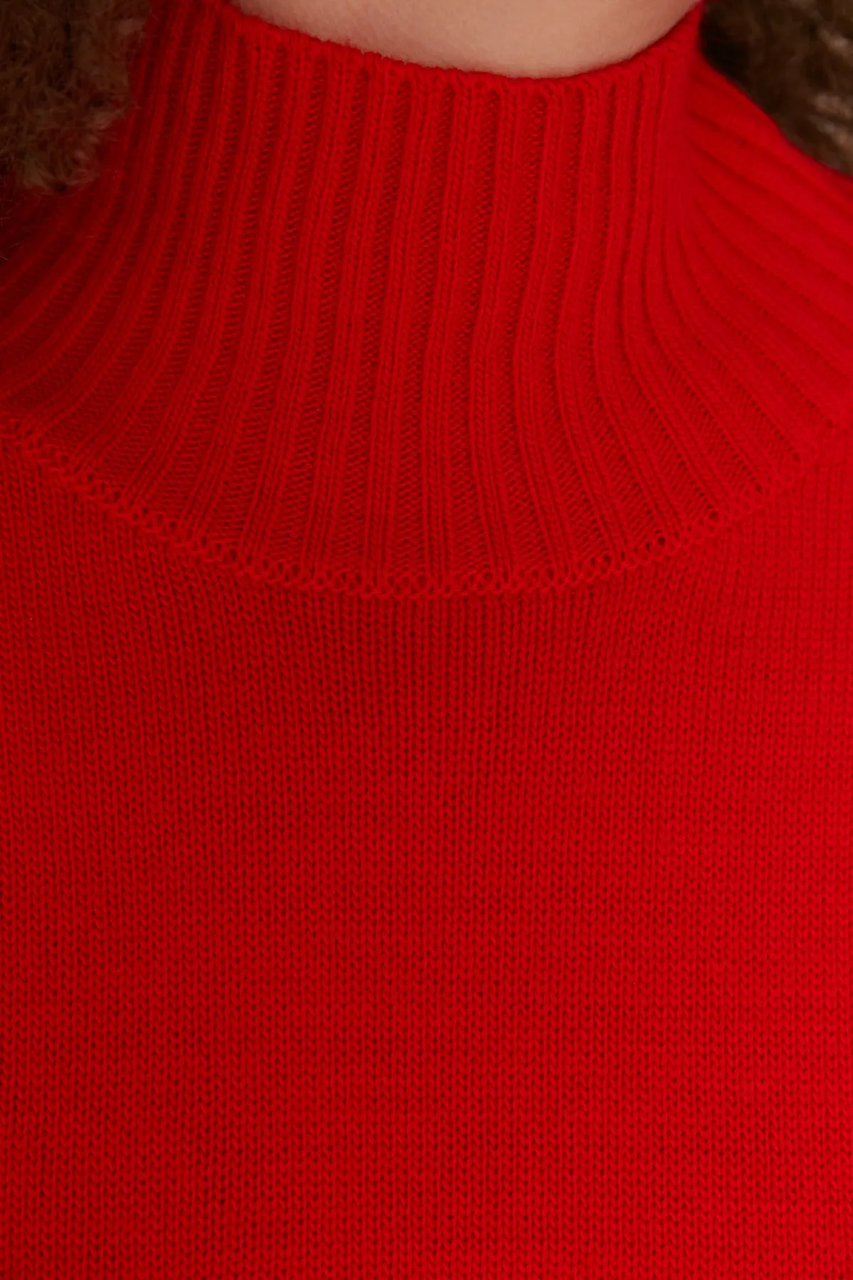 Trendyol Curve  Roter schulterfreier Strickpullover mit Rollkragen