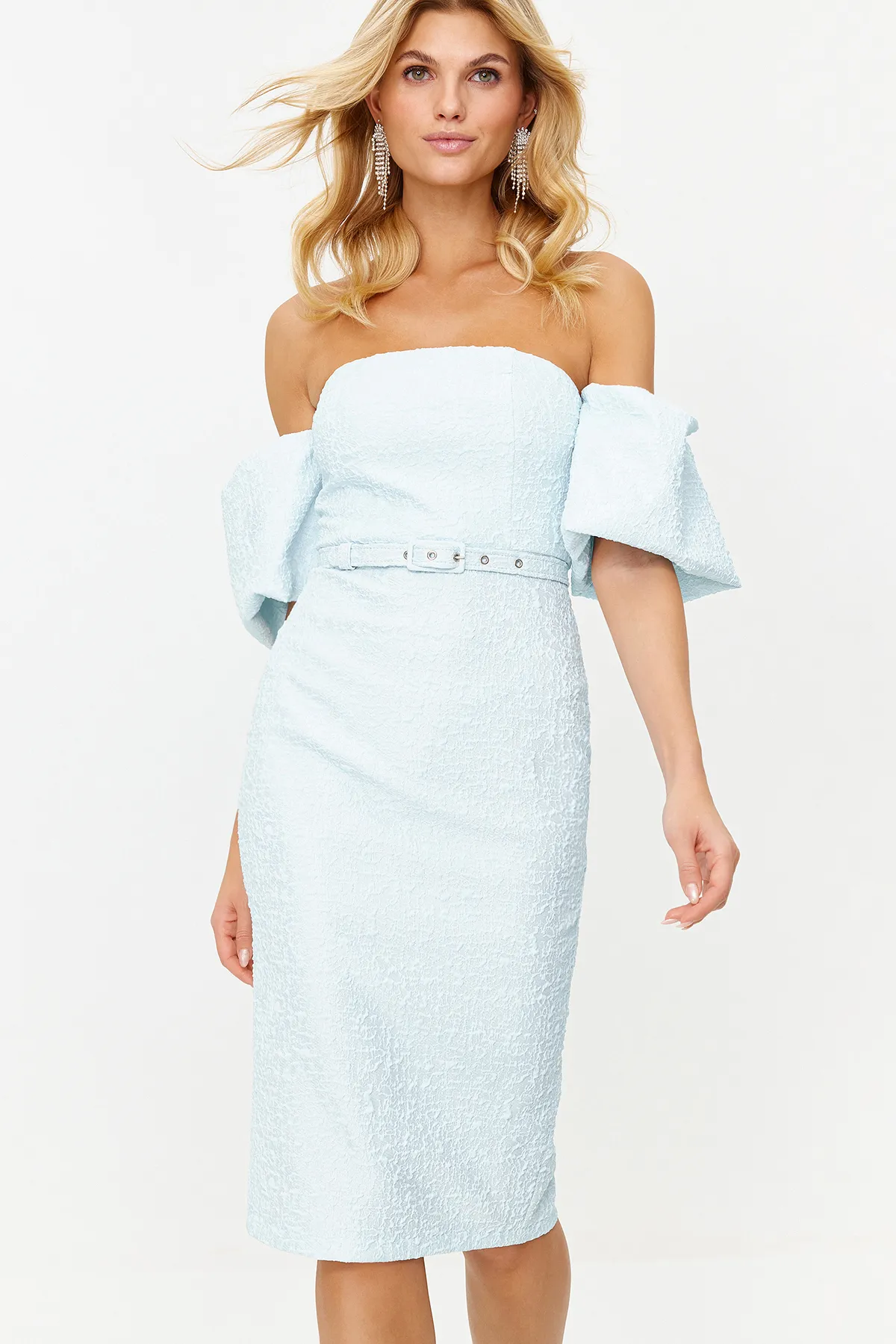 Trendyol Collection  Hellblaues, mit Gürtel gefüttertes, strukturiertes, gewebtes, selbstgemustertes, elegantes Abendkleid TPRSS19FZ0335