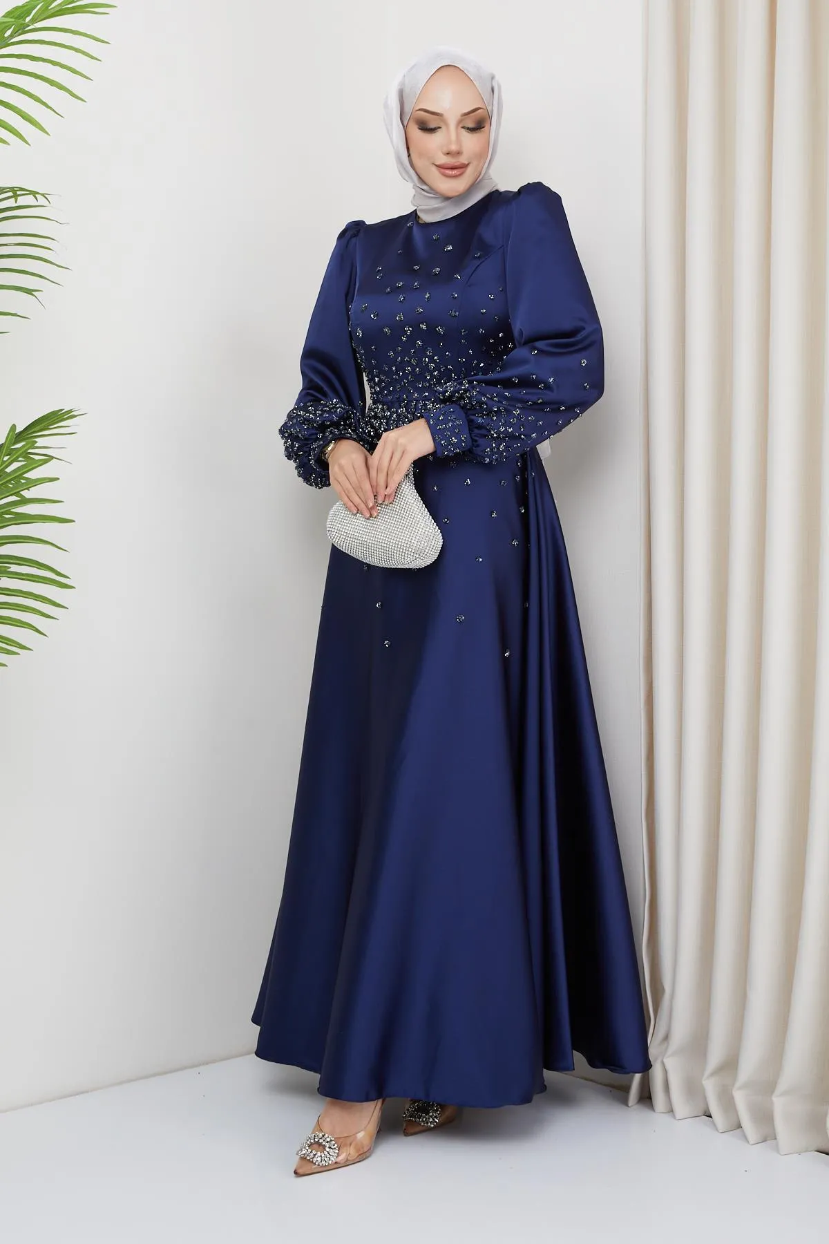 Olcay  Abendkleid aus Satin mit Steindetail vorne und an den Ärmeln DUNKELBLAU 1658