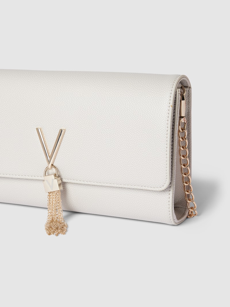 Clutch mit Label-Applikation Modell 'DIVINA' in weiß