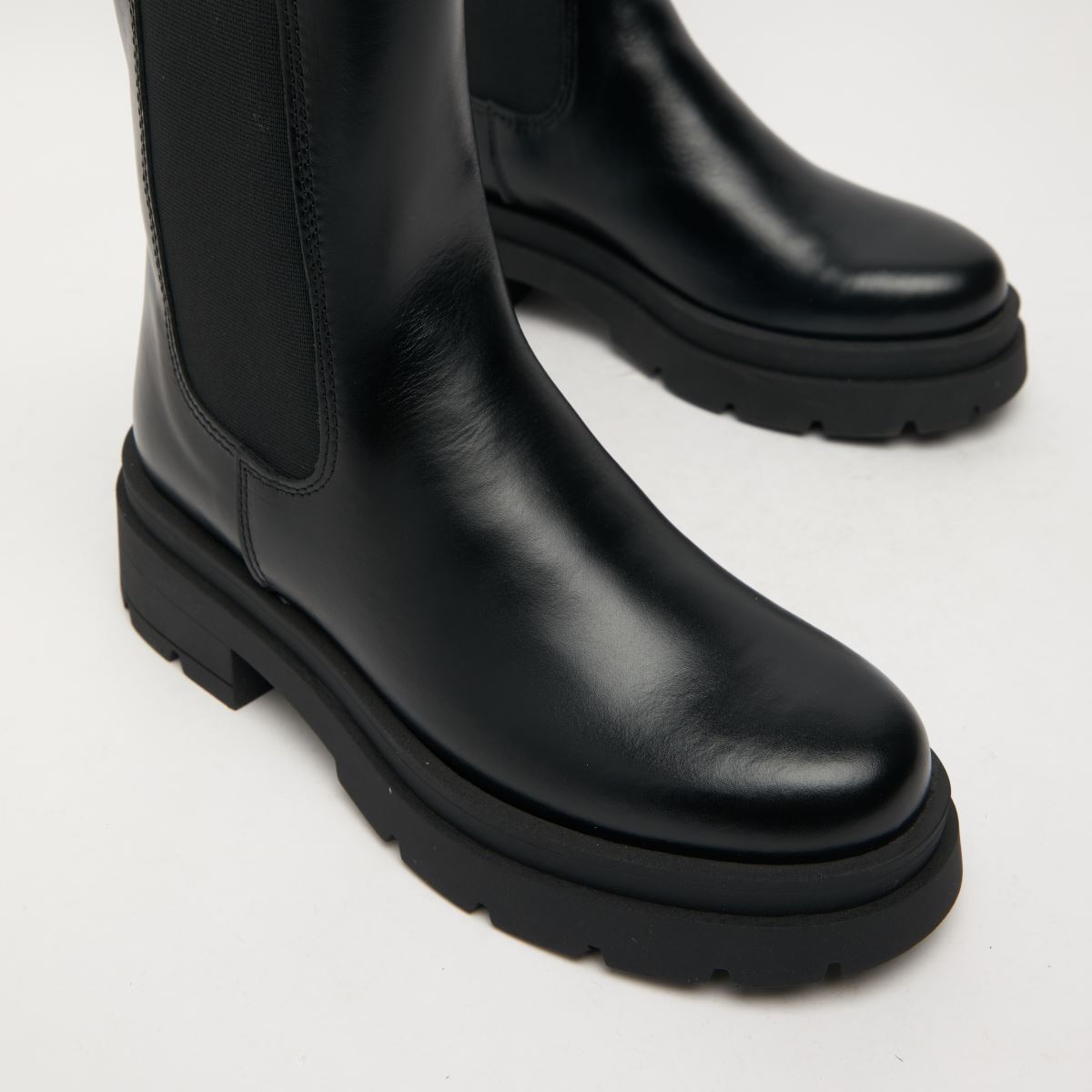 Schuh August magas szárú chelsea csizma fekete színben