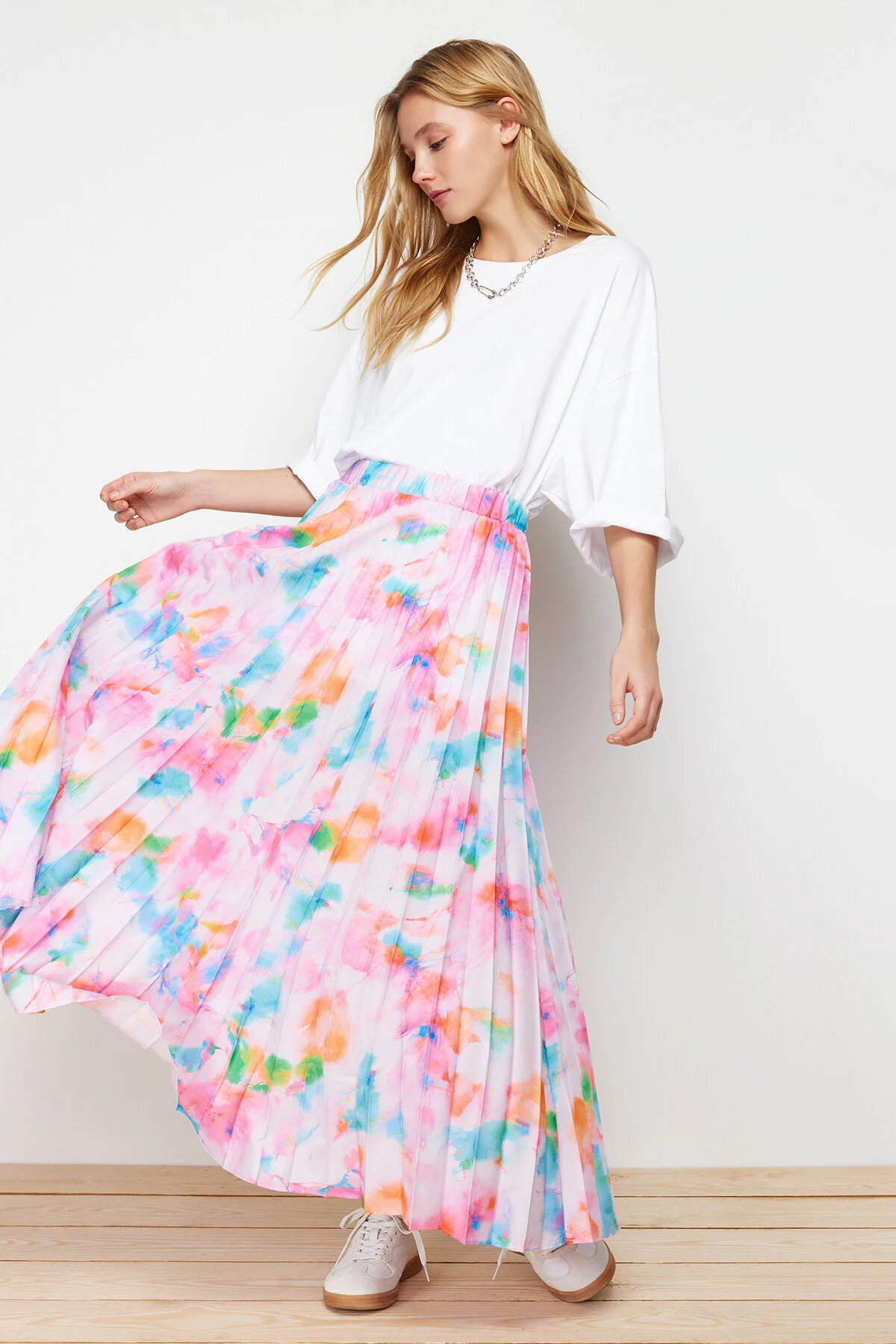 Trendyol Modest  Lilafarbener gewebter Plisseerock mit Blumenmuster und elastischer Taille TCTSS23EE00018