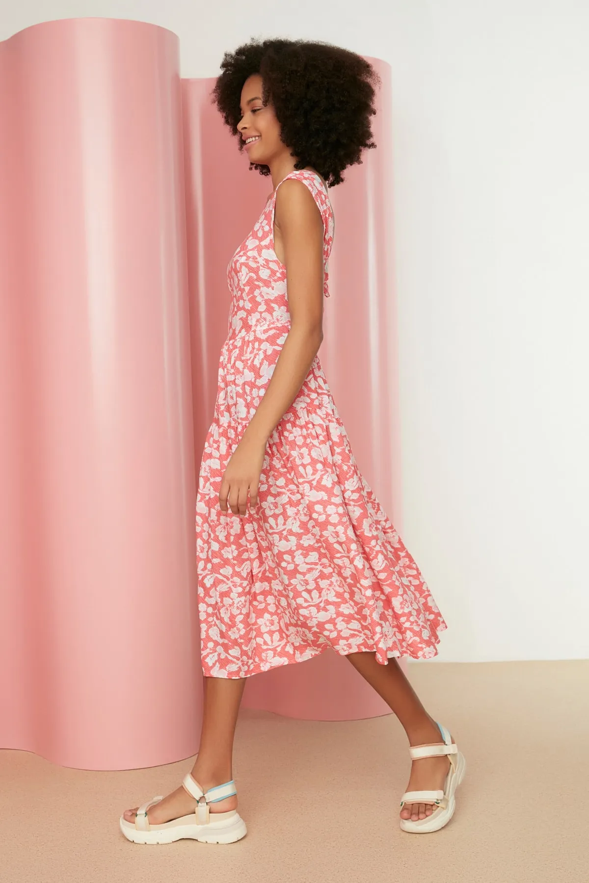 Trendyol Collection  Rotes Midikleid mit gewebtem Rückendetail und Blumenmuster und Taillenöffnung TWOSS21EL0709