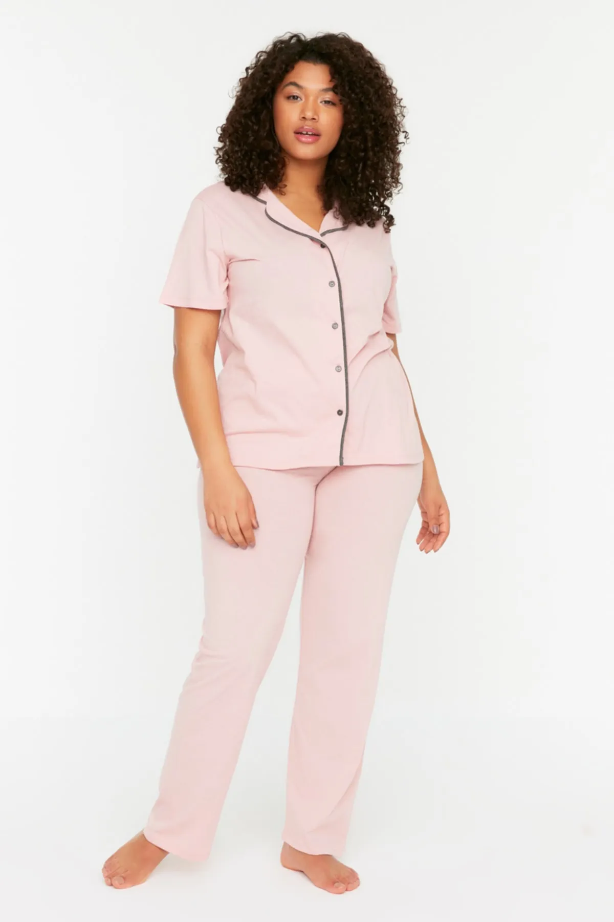Trendyol Curve  Puderfarbenes Pyjama-Set mit gestrickter Paspelierung TBBSS22PT0220