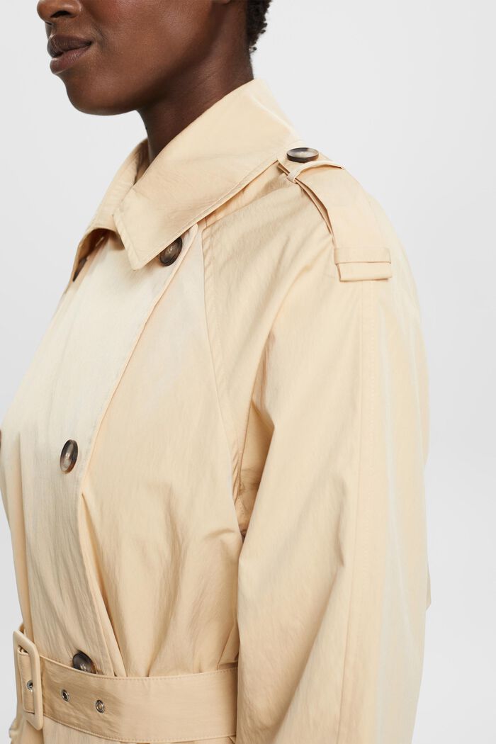Doppelreihiger Trenchcoat mit Gürtel