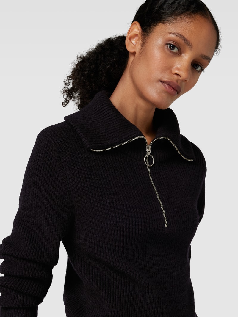Strickpullover mit kurzem Reißverschluss in schwarz