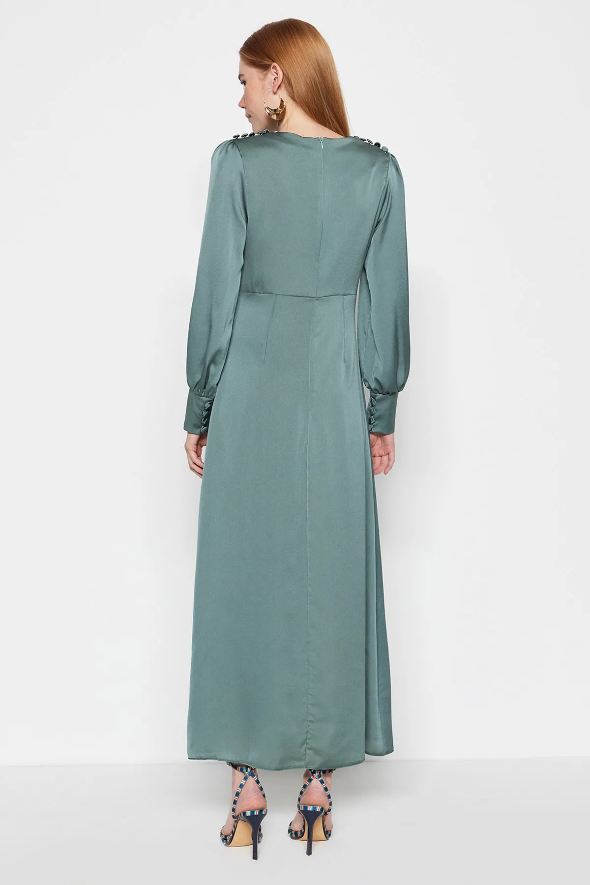 Trendyol Modest  Wassergrünes Satin-Abendkleid mit Manschetten und Knöpfen an der Schulter