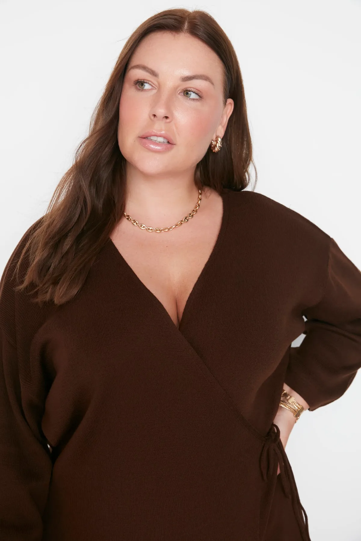 Trendyol Curve  Braunes zweireihiges Strickkleid mit Bindeband TBBAW23AH00014
