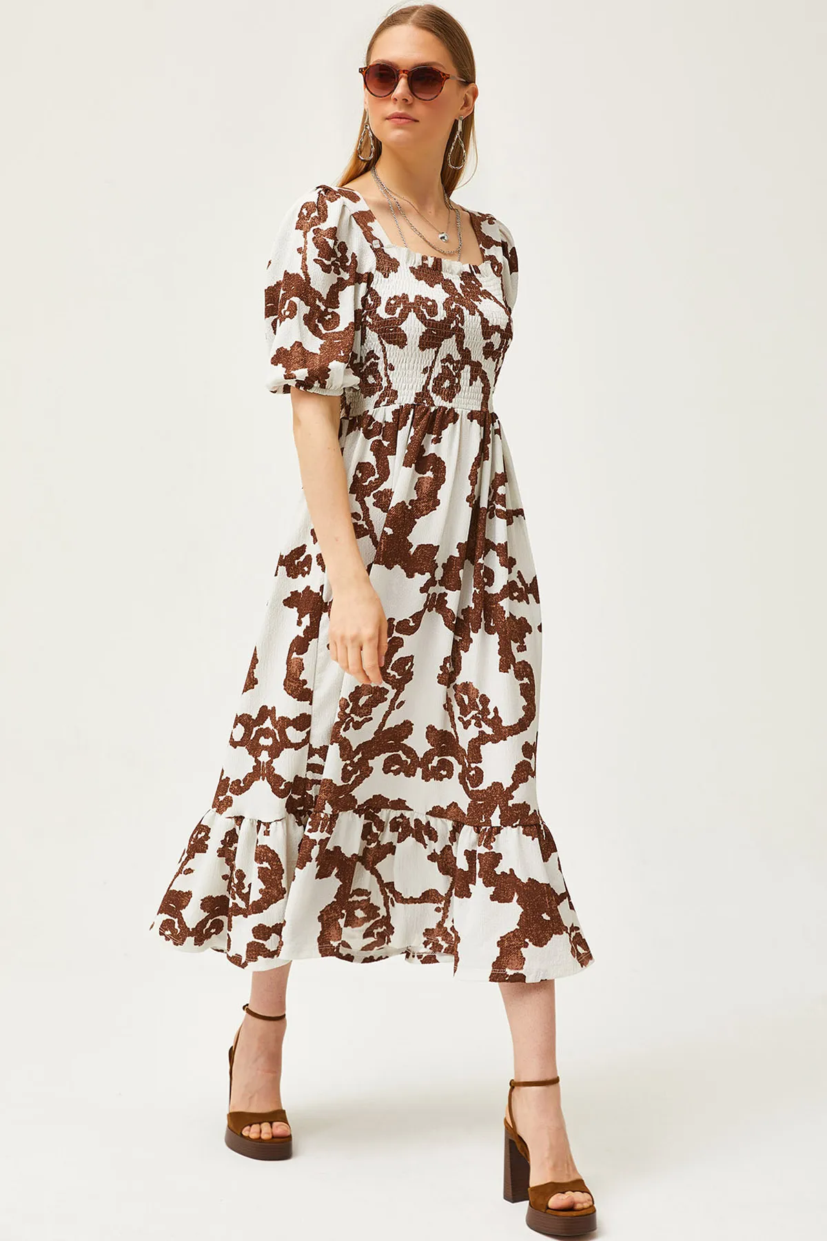 Olalook  Ecru-braunes, geripptes Midi-Strickkleid für Damen ELB-19002108