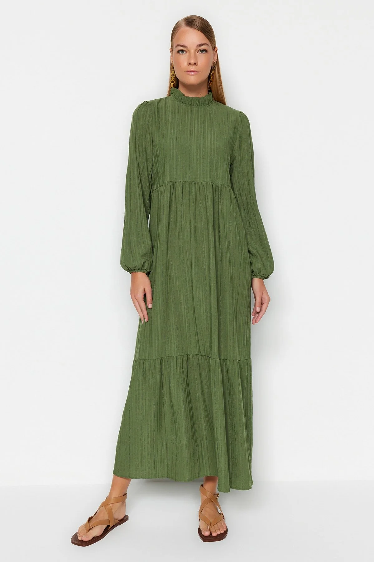 Trendyol Modest  Grünes, gewebtes Crinkle-Kleid mit Stehkragen und weiter Passform TCTSS22EB00171