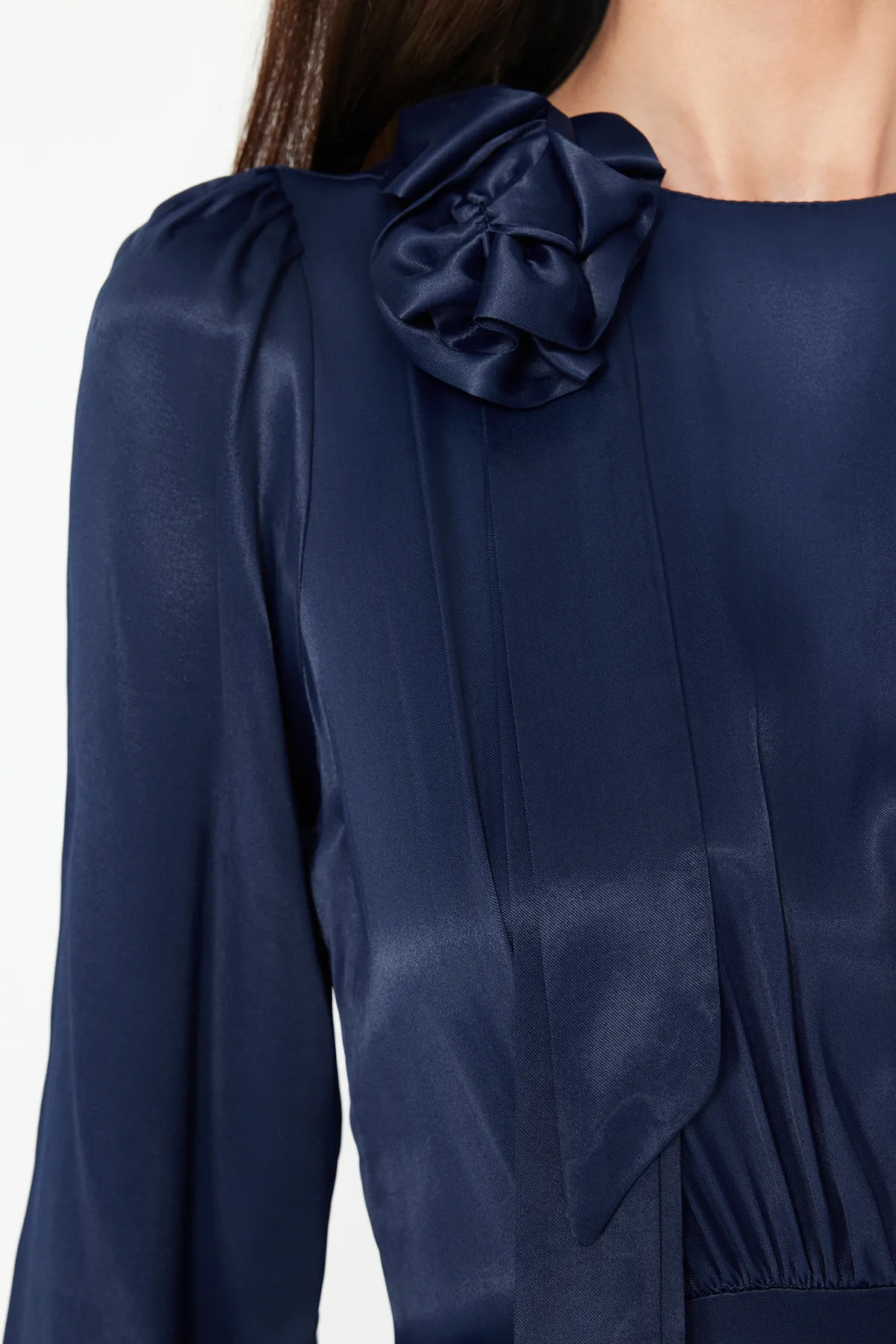 Trendyol Modest  Marineblaues Abendkleid aus gewebtem Satin mit Rosendetail für besondere Anlässe TCTSS24DB00043