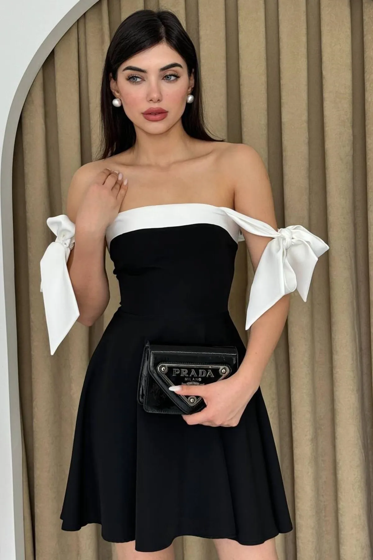 lovebox  Damen-Abendkleid aus Atlas-Stoff mit Streifendetail, trägerloser Kragen, gebundenes Trägerdesign, schwarz, ausgestelltes Mini-Abendkleid 245
