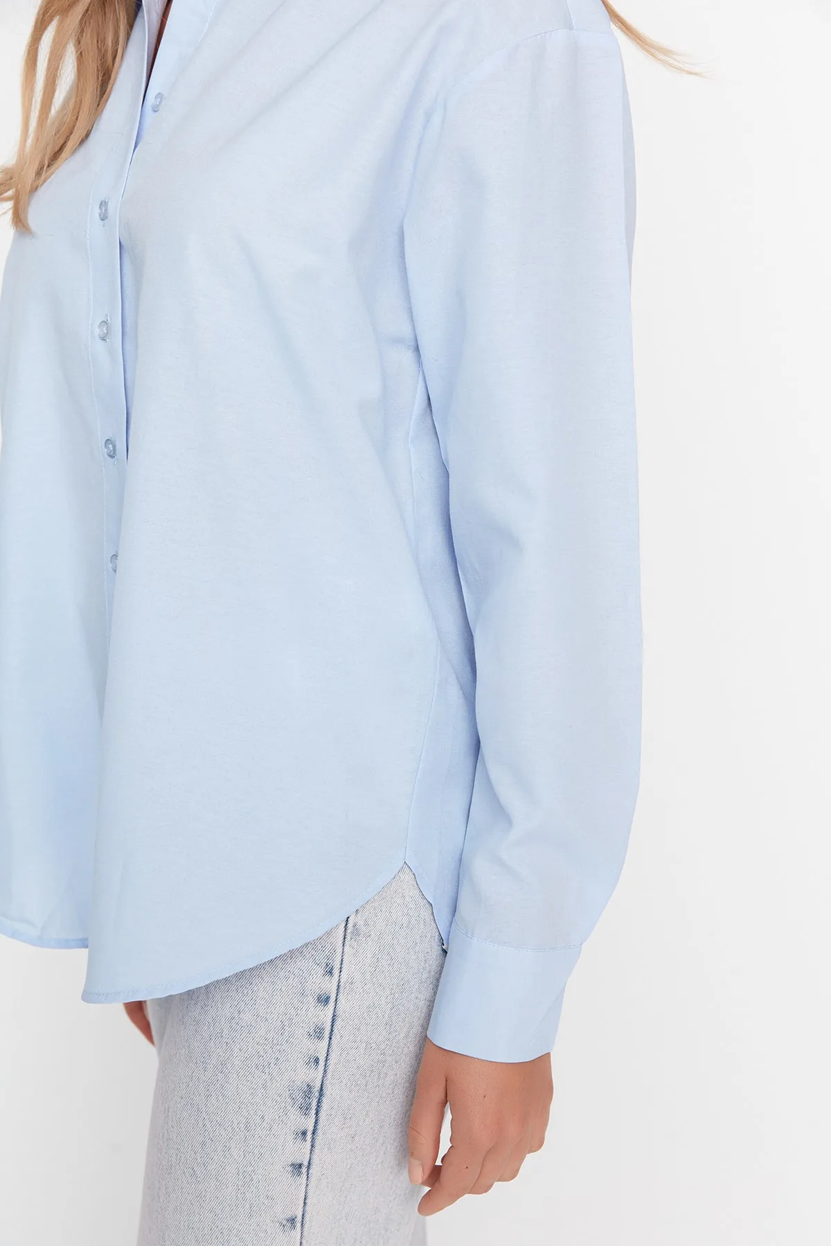Trendyol Collection  Blaues, locker geschnittenes Hemd aus Baumwollgewebe TWOAW20GO0107