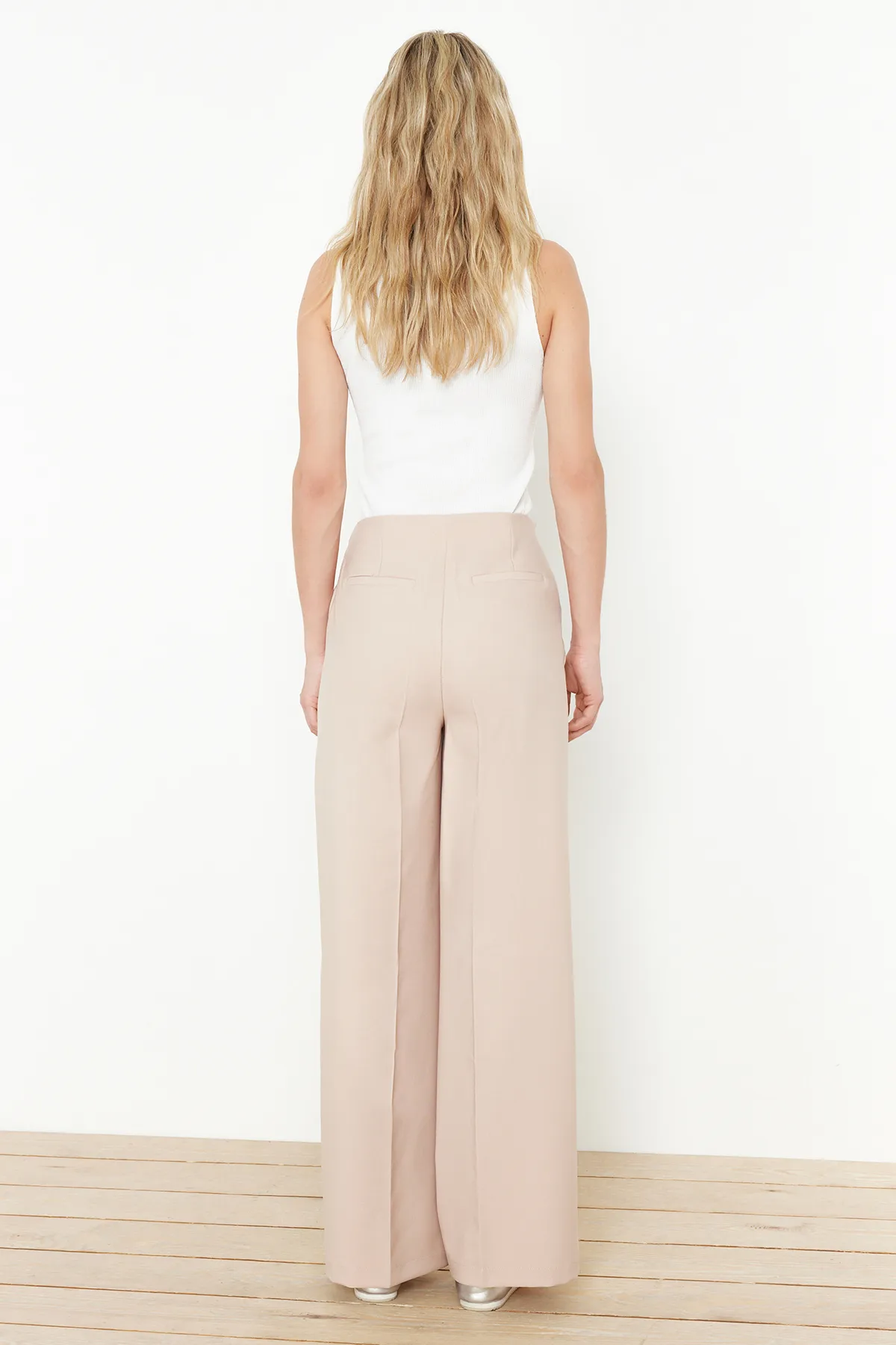 Trendyol Collection  Beige Hose mit weitem Bein und Gürtel aus Iron Trace-Gewebe TWOSS24PL00156