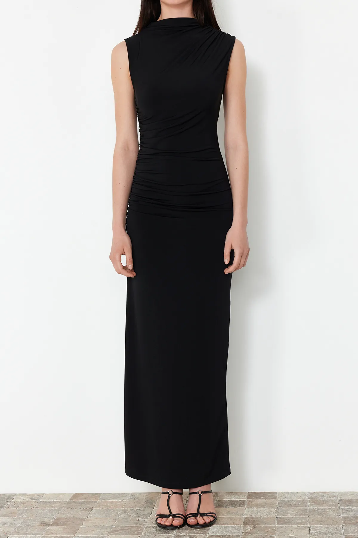 Trendyol Collection  Schwarzes drapiertes tailliertes/tailliertes Stehkragen-Ärmelloses dehnbares Strick-Maxi-Bleistiftkleid TWOSS24EL00830