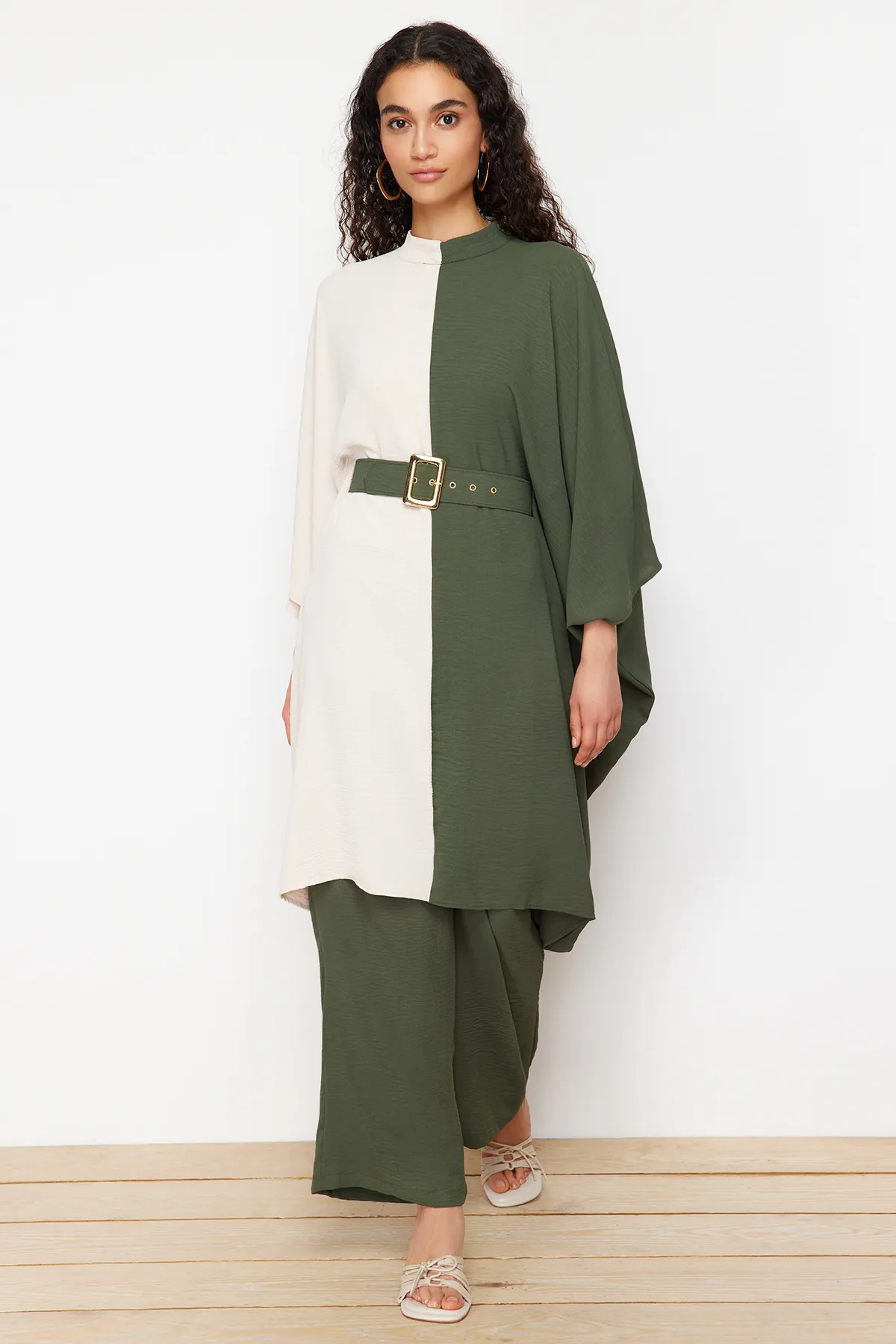 Trendyol Modest  Khakifarbener gewebter Tunika-Hosen-Anzug mit Gürtel und Farbblockierung in der Taille TCTSS23US00046