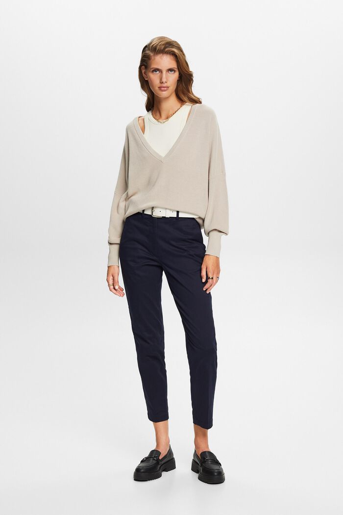 Schmal geschnittene Hose mit hohem Bund