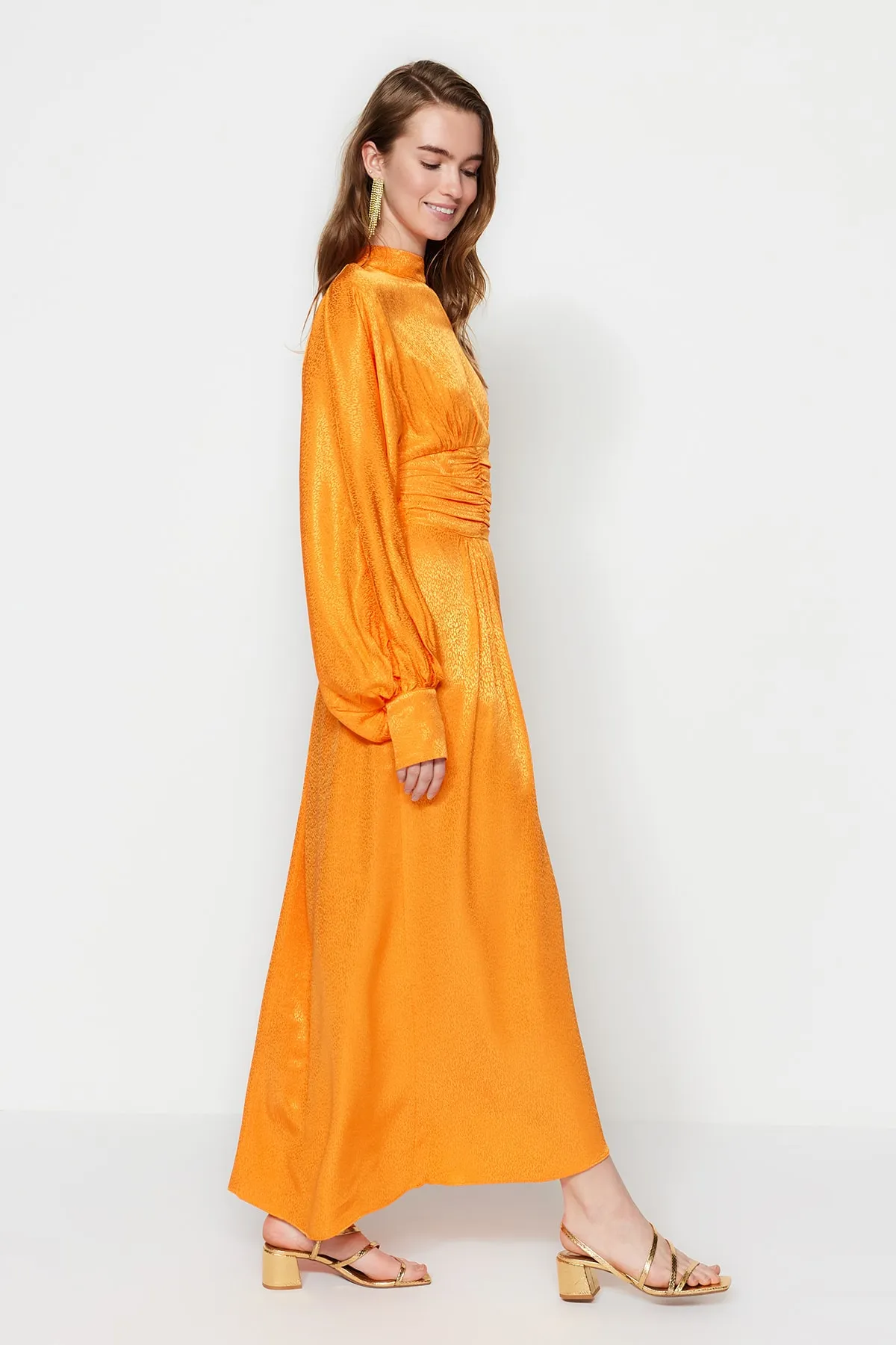 Trendyol Modest  Orangefarbenes Abendkleid mit Ballonärmeln und drapierter Taille, selbstgemustert TCTSS23DB00017