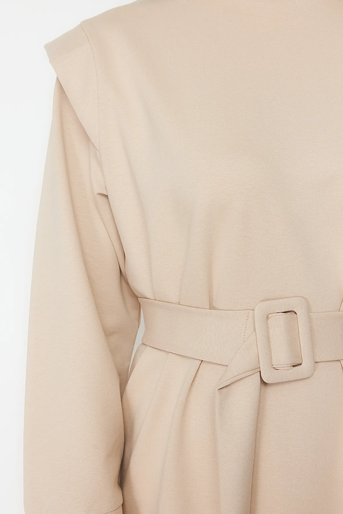 Trendyol Modest  Beigefarbenes Strickkleid mit Gürtel und Schulterdetail TCTSS24EB00120
