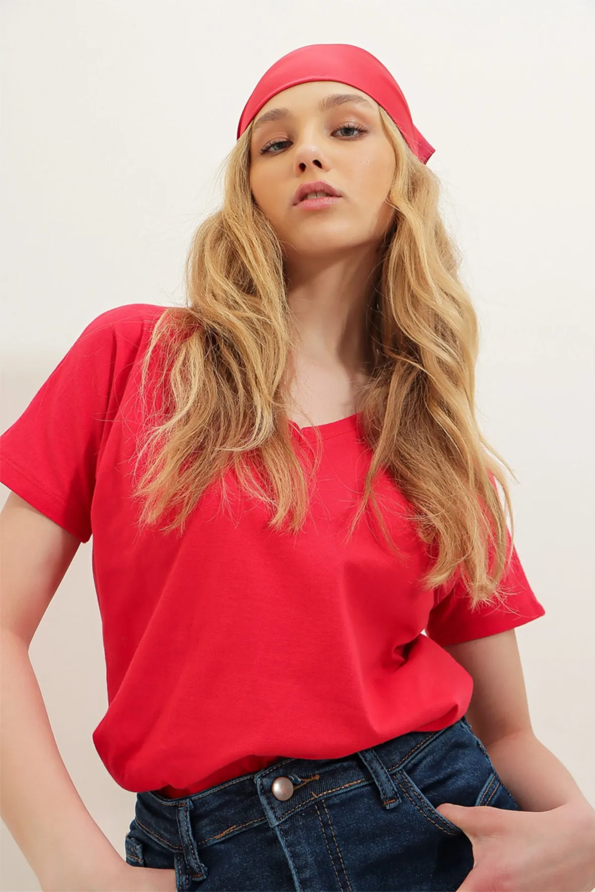 Trend Alaçatı Stili  Rotes Damen-Basic-T-Shirt mit V-Ausschnitt ALC-1045-A
