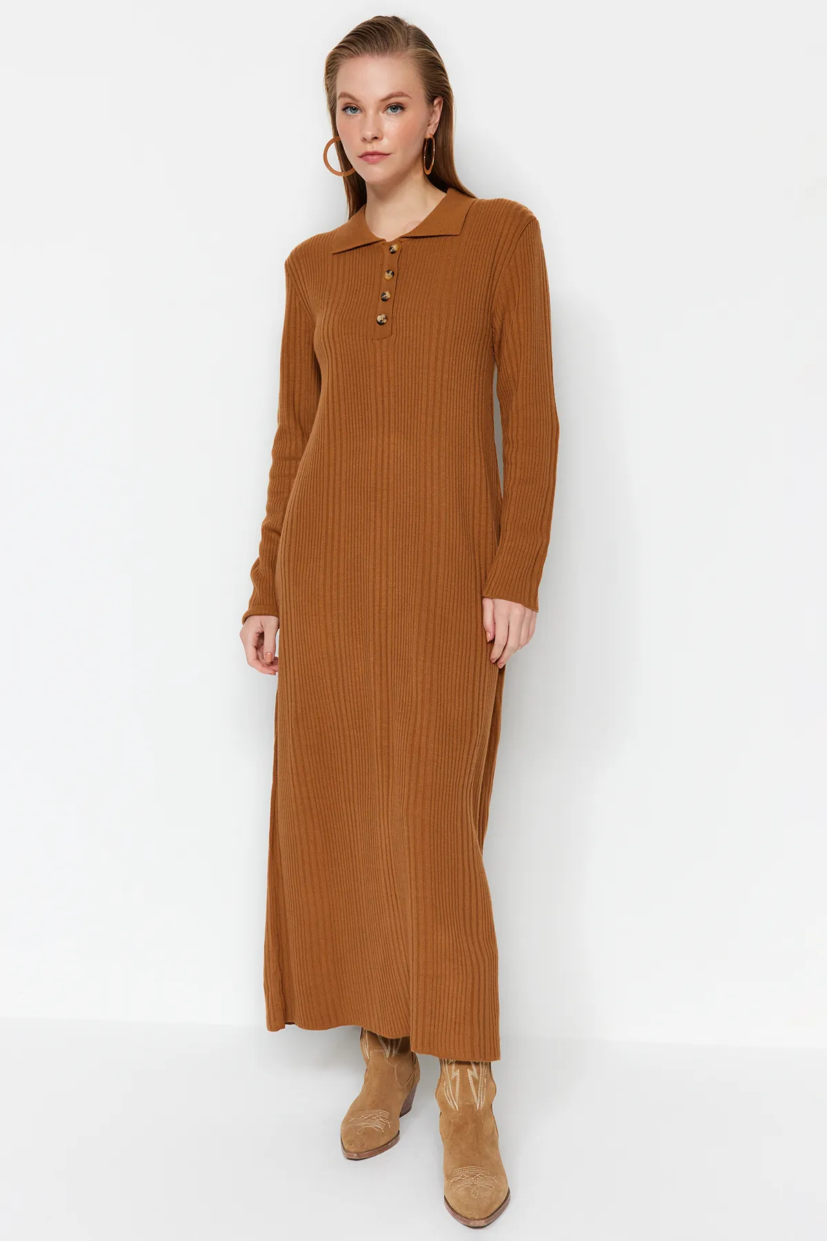 Trendyol Modest  Kamelfarbenes, geripptes Strickkleid mit Polokragen und bequemer Passform TCTAW24EB00025