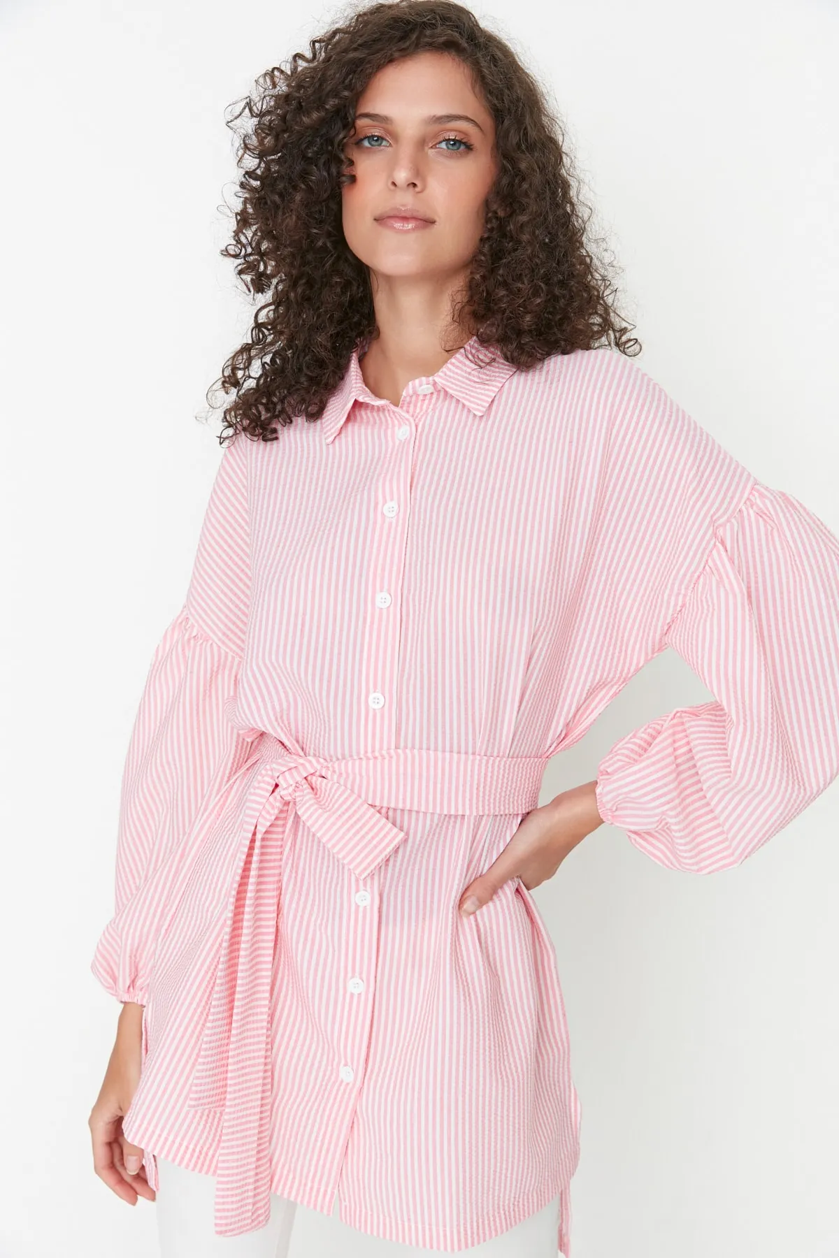 Trendyol Modest  Rosa gestreiftes, gewebtes Hemd mit Ballonärmeln und langem Rücken, Gürtel TCTSS22GO0116