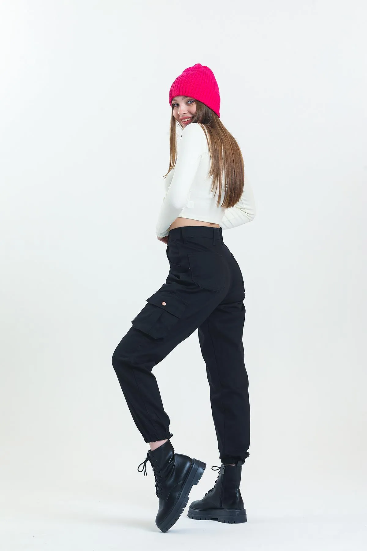 Domoda  Schwarze Jogger-Damenhose aus Gabardine mit bequemer Passform, elastischem Bündchen und Cargotasche