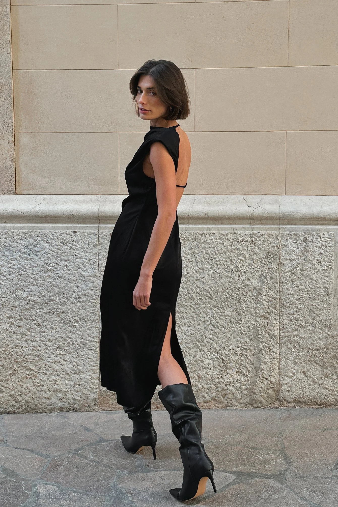 Midikleid mit Trichterausschnitt und offenem Rücken