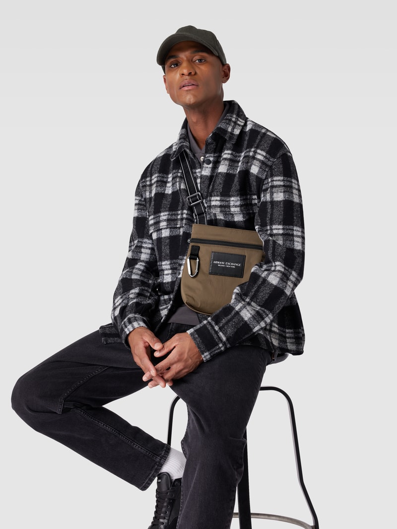 Handtasche mit Label-Patch und Karabiner in schlamm
