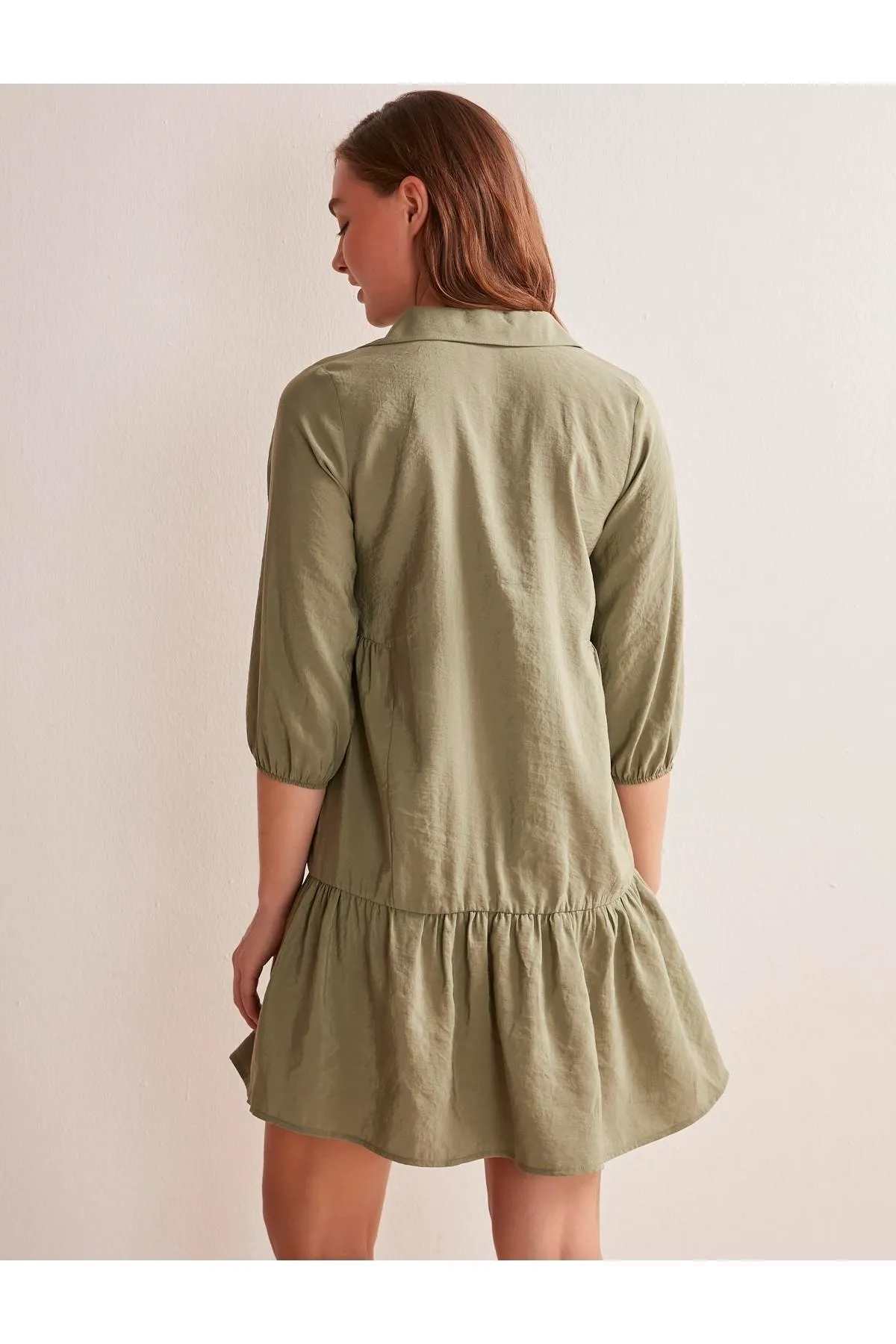Jimmy Key  Kurzes, ausgestelltes Kleid mit khakifarbenem Hemdkragen und dreiviertellangen Ärmeln für Damen